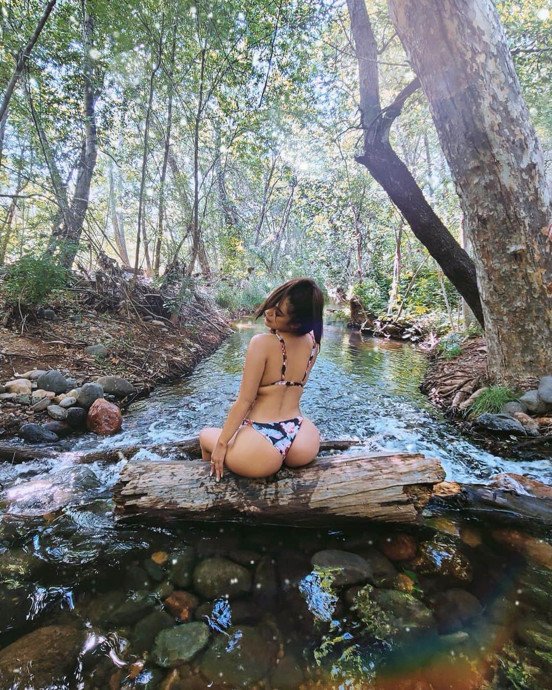 のインスタグラム：「妖精が住んでると言われてる小川🧚🏽‍♀️🧚‍♂️ The legend is that this is where the fairy’s live. 少し冷たかったけど、セドナの強力なエネルギーを吸収する前に浄化されたくてしばらく浸ってました💙 #sedona #sedonaescape」