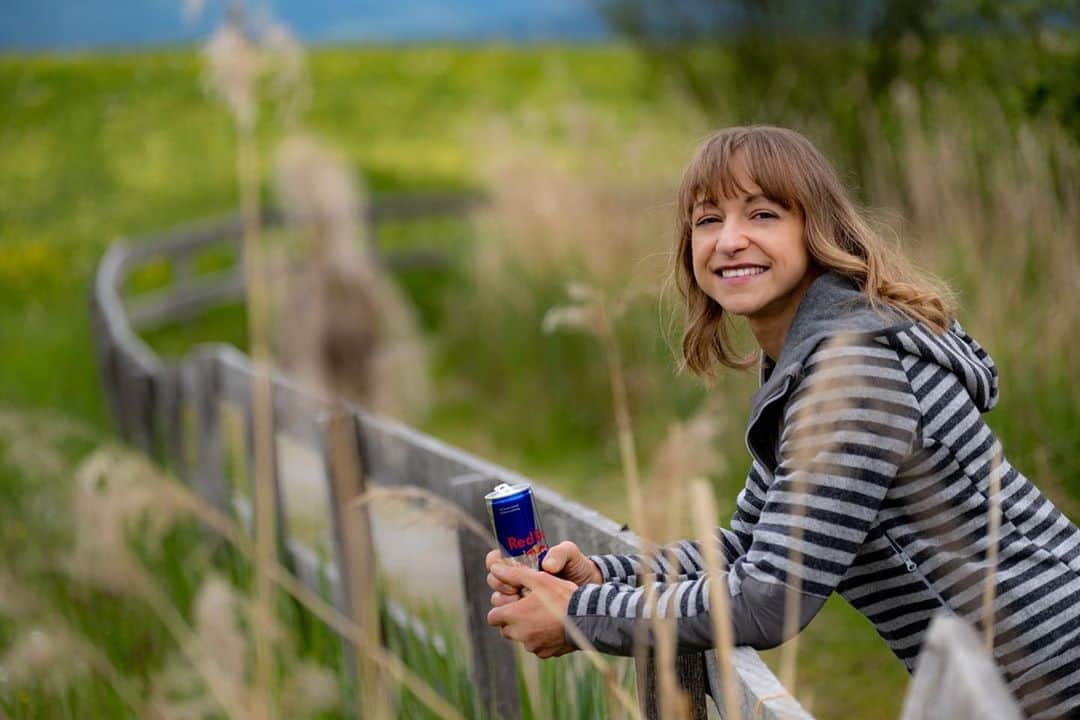アンジェラ・アイターさんのインスタグラム写真 - (アンジェラ・アイターInstagram)「In my earlier days I faced a lot of environmental stressors. I comitted myself to manage well both sports and education. I put self-imposed pressure on me to accomplish nothing less than extraordinary feats. This resulted in elevated stress and limited my sleep. Later on, I realized that this path jeopardizes my well-being. It was too late! Destiny forced me to take time off: I badly injured my left shoulder and had to undergo a surgery back in 2008 - a career-threatening fact. Sport was central to my life as a competitor and all of a sudden „Game over“. I wasn’t able to cope with this situation and got help from people close to me. Then, I reset my mind, gave up this cape of stardom-thinking. I accepted that I am not a superwoman and it is an inherent fact that I can’t always do outstanding performances. My new me nowadays allows to take time off when needing rest and I procrastinate projects in the backburner. I have experienced that I work best when I feel optimistic and full of energy. I trust myself and end up better when I put my projects off. Tell me your experience on here. • 📸  Bernhard Hörtnagl • #verleihtflügel @ferienregionimst @lasportivagram @team_edelrid #timeforstory」8月18日 1時34分 - angyeiter