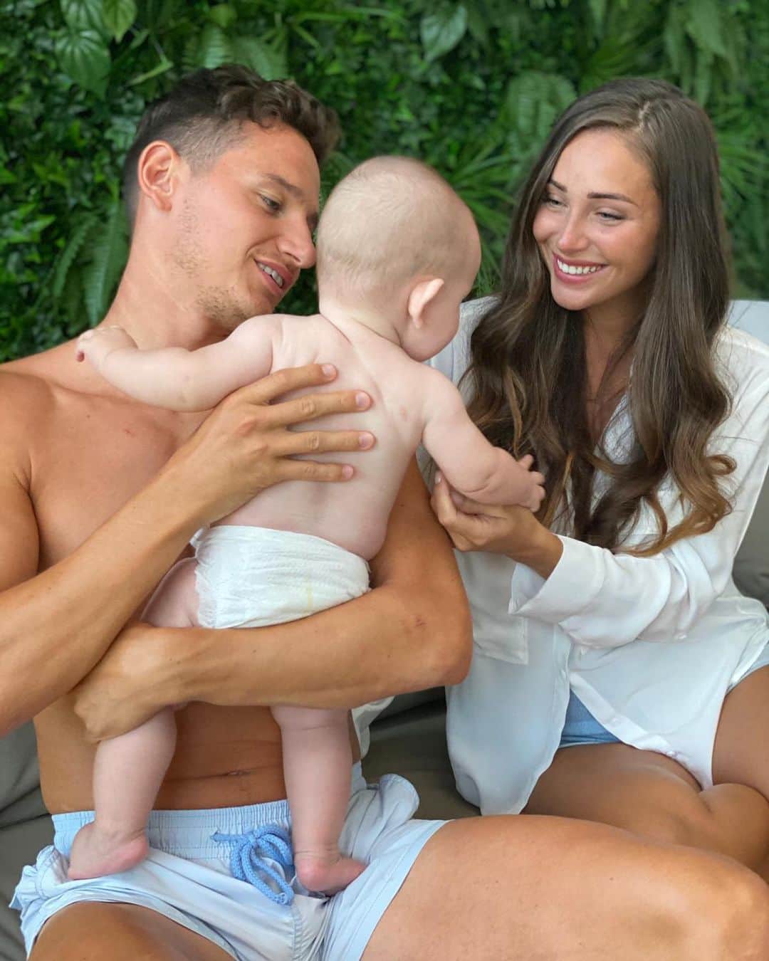 フロリアン・トヴァンのインスタグラム：「Joyeux Anniversaire Ma Femme Que J’aime ❤️ @charlottepirroni #Thauvin’sfamily」