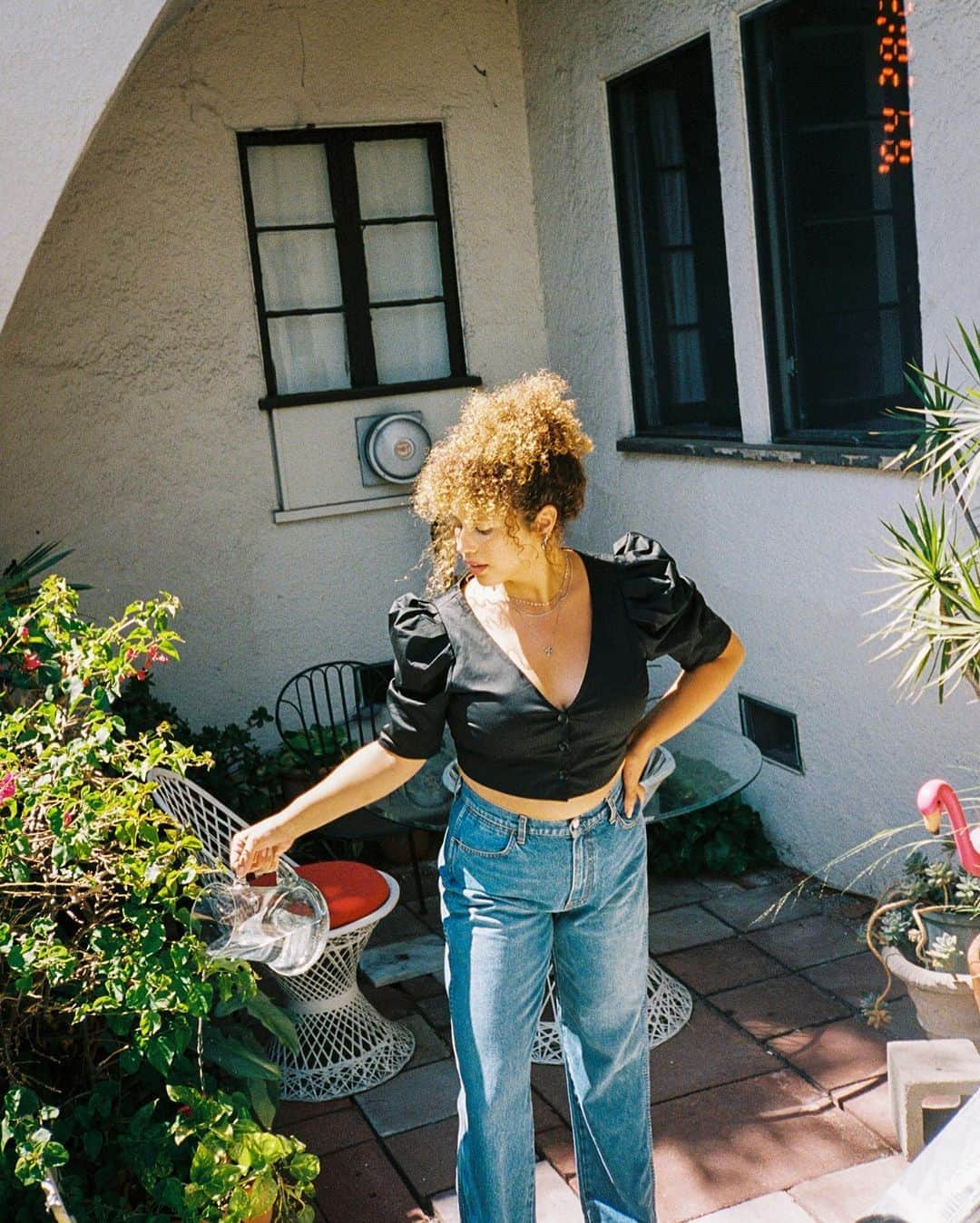 エイミー・ソングさんのインスタグラム写真 - (エイミー・ソングInstagram)「@yomatisse in the garden in the Loren Top」8月18日 1時29分 - songofstyle