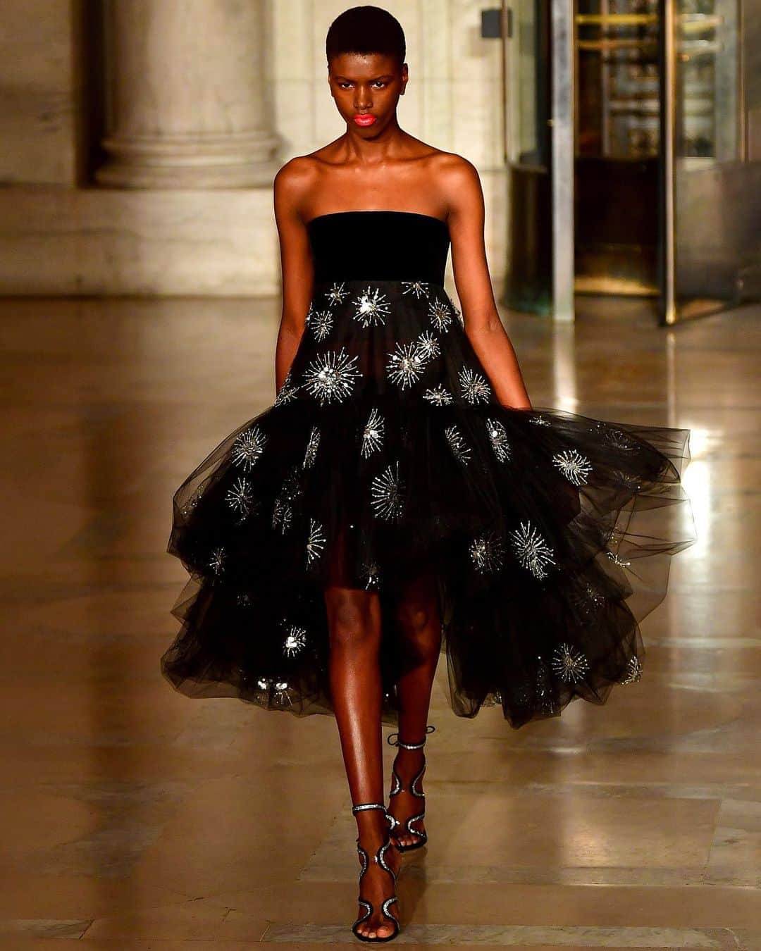 Fashion Weekのインスタグラム：「Dreamy dresses are @oscardelarenta's specialty💕 Swipe for more looks from the February 2020 #NYFW runway. 📸 by @gettyimages」