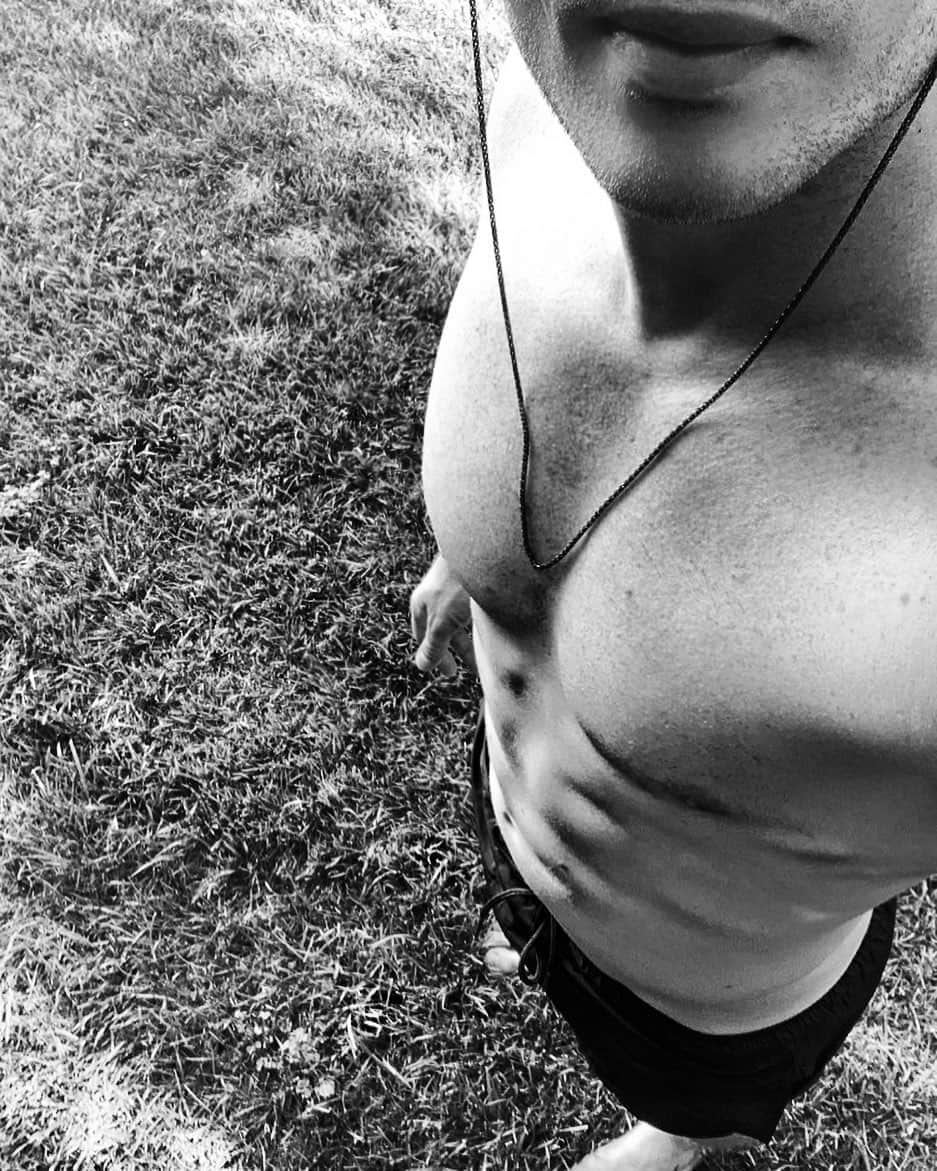 レオン・エルスのインスタグラム：「Bare feet in the grass, sunshine on your shoulders kind of day.」