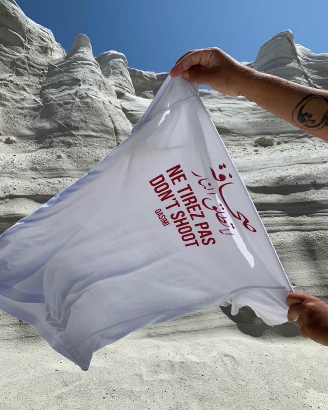 カシミ オムのインスタグラム：「Thank you for your purchases and for helping us support our friends in Beirut during these difficult times. We are donating all the proceeds from the sale of our « don’t shoot » t-shirt to #redcrosslebanon until the end of the month. Photography @matthewzorpas  #qasimi」