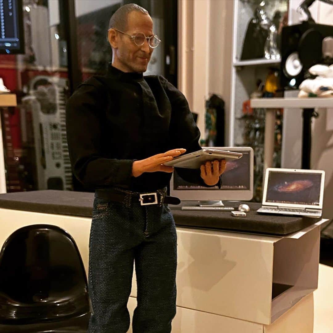 RAM RIDERのインスタグラム：「ちゃんとニューバランスはいてる。 Think different. #jobs」