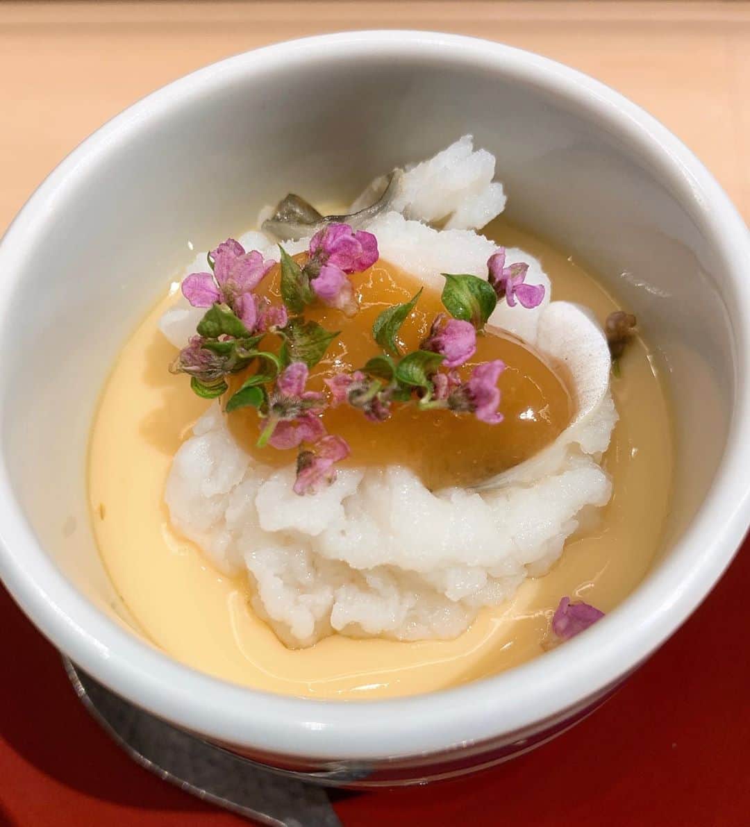 のインスタグラム：「お盆明けの月曜日は連絡業務がいっぱいでした。 動いてくれてる人たちに感謝しつつ、映画休憩からの本屋徘徊からの寿司休憩。 休憩三昧w  渋谷スクランブルスクエアの 「松栄」さんで 「桜」🍺🍺  今日のヒットは ハモの茶碗蒸し◎ 平目の昆布締め◎ 春子鯛の昆布締め◎◎  なぞかけ入ります！  えー、 夏場のお寿司屋さんとかけましてー  イエスタデイワンスモアでお馴染みの カーペンターズとときます。  その心は〜？  どちらも ハモがうまいでしょう。  はい、まんまでしたねw それではまた明日！  #鱧 #ハモ #寿司 #sushi #ウニ #車海老 #春子鯛 #鮑 #平目 #帆立 #からすみ #まぐろ #とろたく #穴子 #のどぐろ #茶碗蒸し #渋谷 #グルメ #食べ歩き #魚 #刺身 #照り焼き #懐石料理 #shibuya #yummy #foodie #delicious #tuna #fish #rawfish」
