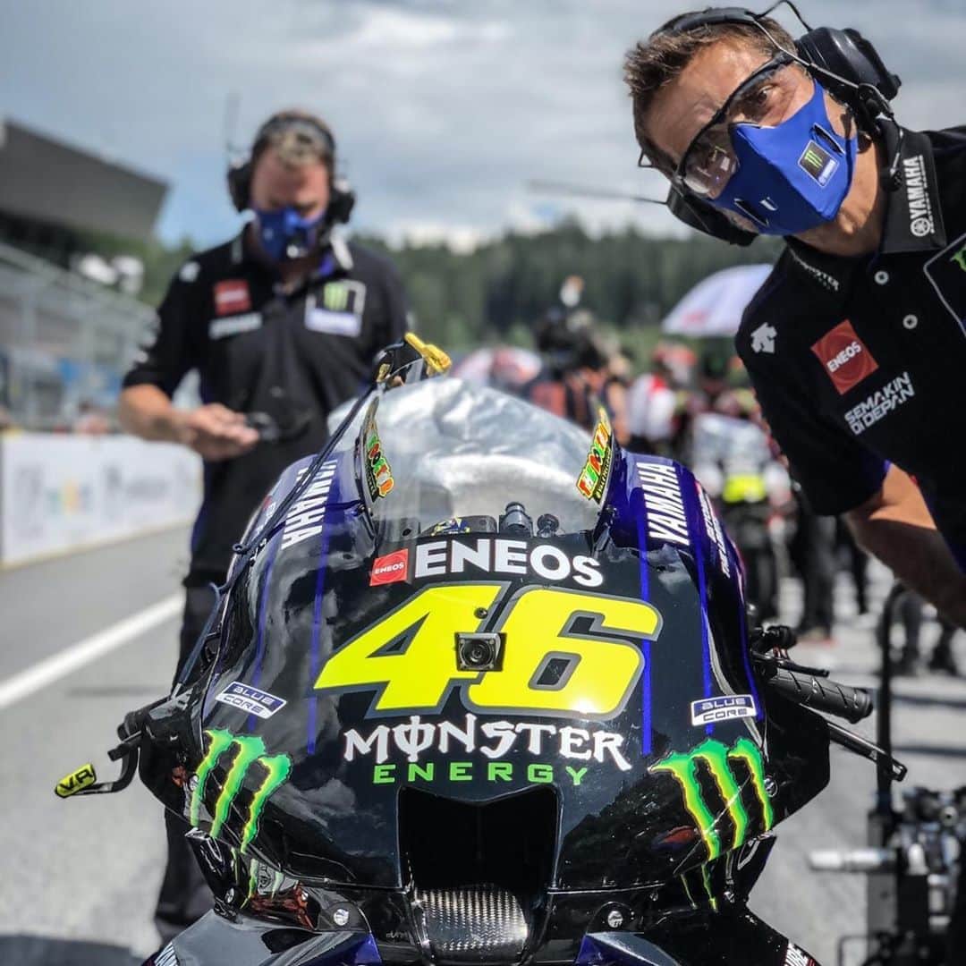 YamahaMotoGPさんのインスタグラム写真 - (YamahaMotoGPInstagram)「A #photobomb by @mflamigni 😂  Sorry, @motogp! Let’s see if you can get a picture without him sneaking into the shot this Sunday 📸   #MonsterYamaha  #MotoGP  #AustrianGP」8月18日 1時41分 - yamahamotogp