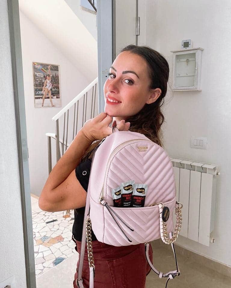 バネッサ・フェラーリのインスタグラム：「Miele e pappa reale italiani e maca: i 3 ingredienti dell’integrazione 100% naturale di ENERGIA BIO 🌿 Mielizia.  😋👌🍯 Perfetti per la vita frenetica di tutti i giorni, anche grazie al formato in bustine!🤸🏻‍♀️😉  @mielizia_conapi #MieliziaBio #MieliziaEnergy #Adv #TeamMielizia」