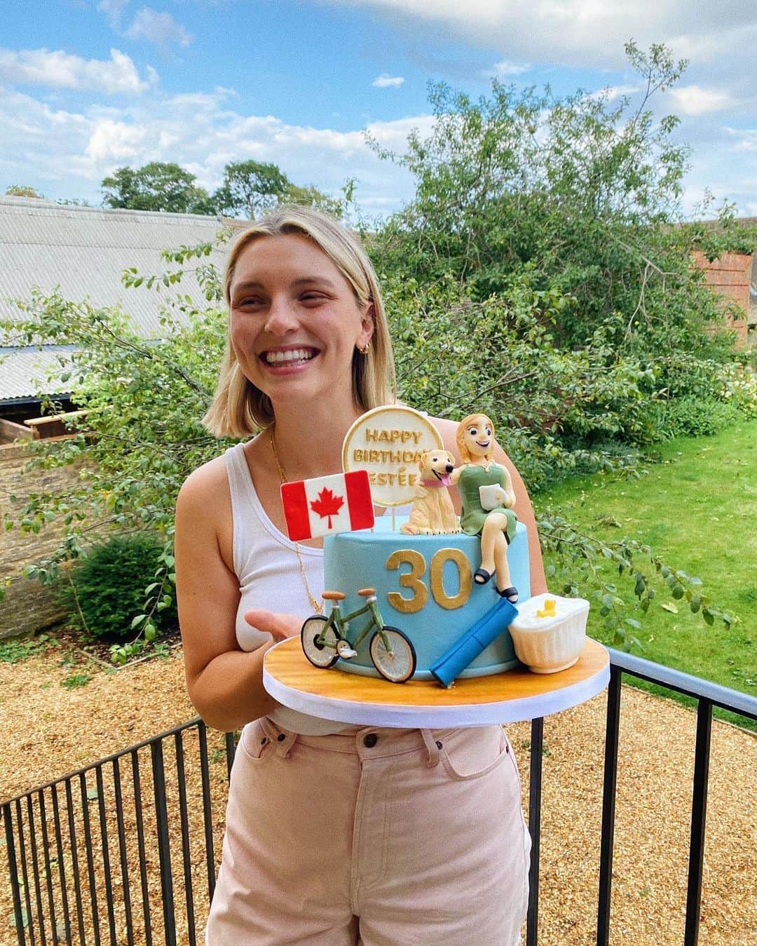 Estée Lalondeのインスタグラム：「Could this day get any better!? @amelialiana nailed this birthday cake order! 😭😭🥰🥰🥰🥰」
