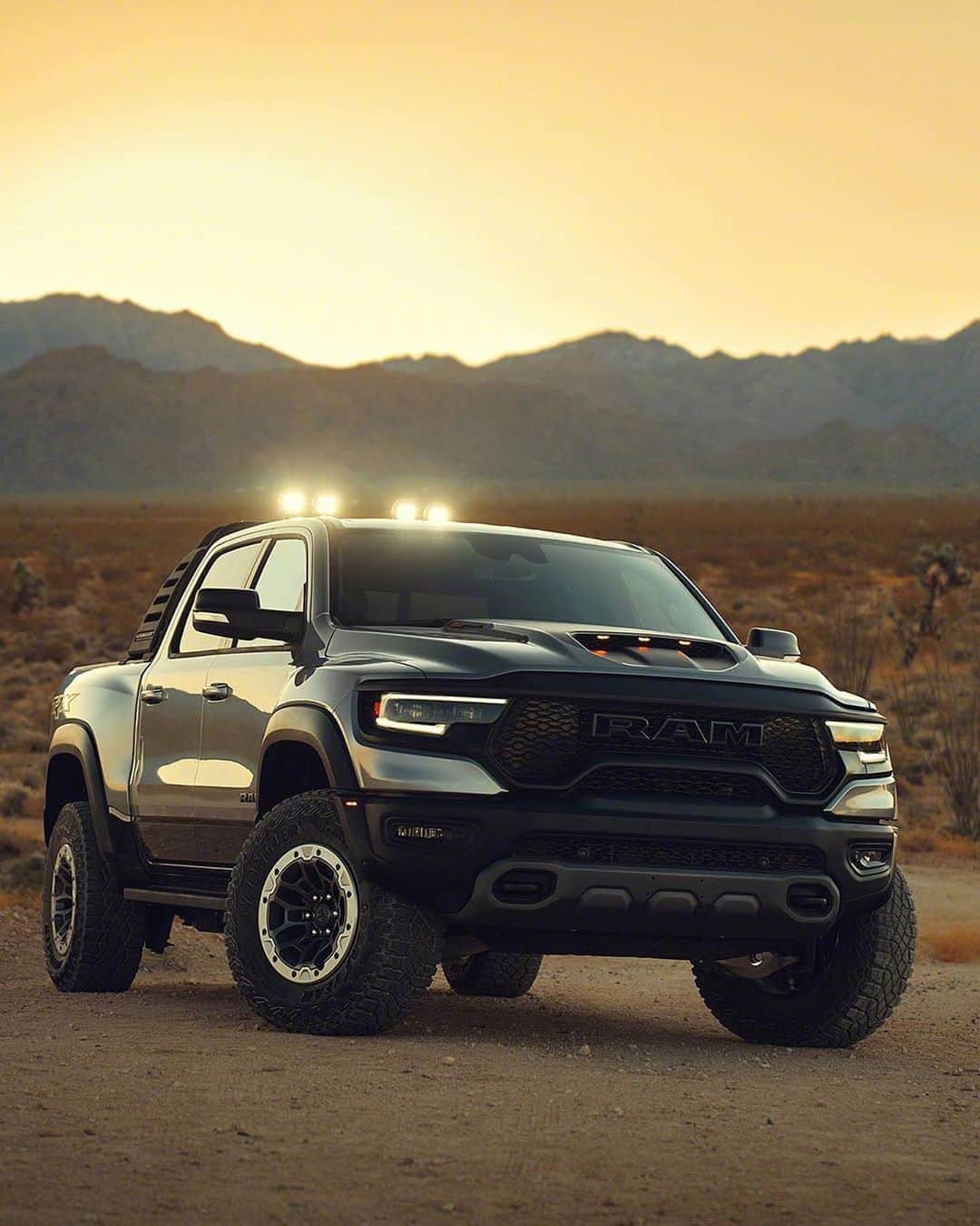 CARLiFESTYLEさんのインスタグラム写真 - (CARLiFESTYLEInstagram)「The 2021 RAM 1500 TRX. 702hp and 650lb•ft 6.2L Supercharged V8. 0-60mph in 4.5 seconds and 1/4 mile in 12.9 @ 108mph. LOOK out Ford Raptor! New kid on the block. What do you guys think? #carlifestyle #ram #1500trx #trx #Ram1500TRX」8月18日 1時49分 - carlifestyle