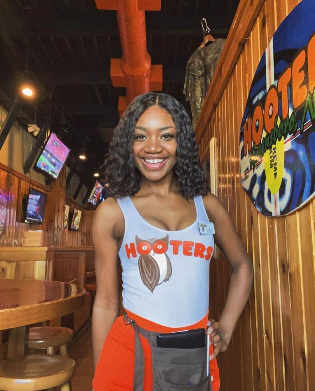 Hootersさんのインスタグラム写真 - (HootersInstagram)「Here to spread that happiness and bring those hot wings.」8月18日 2時00分 - hooters