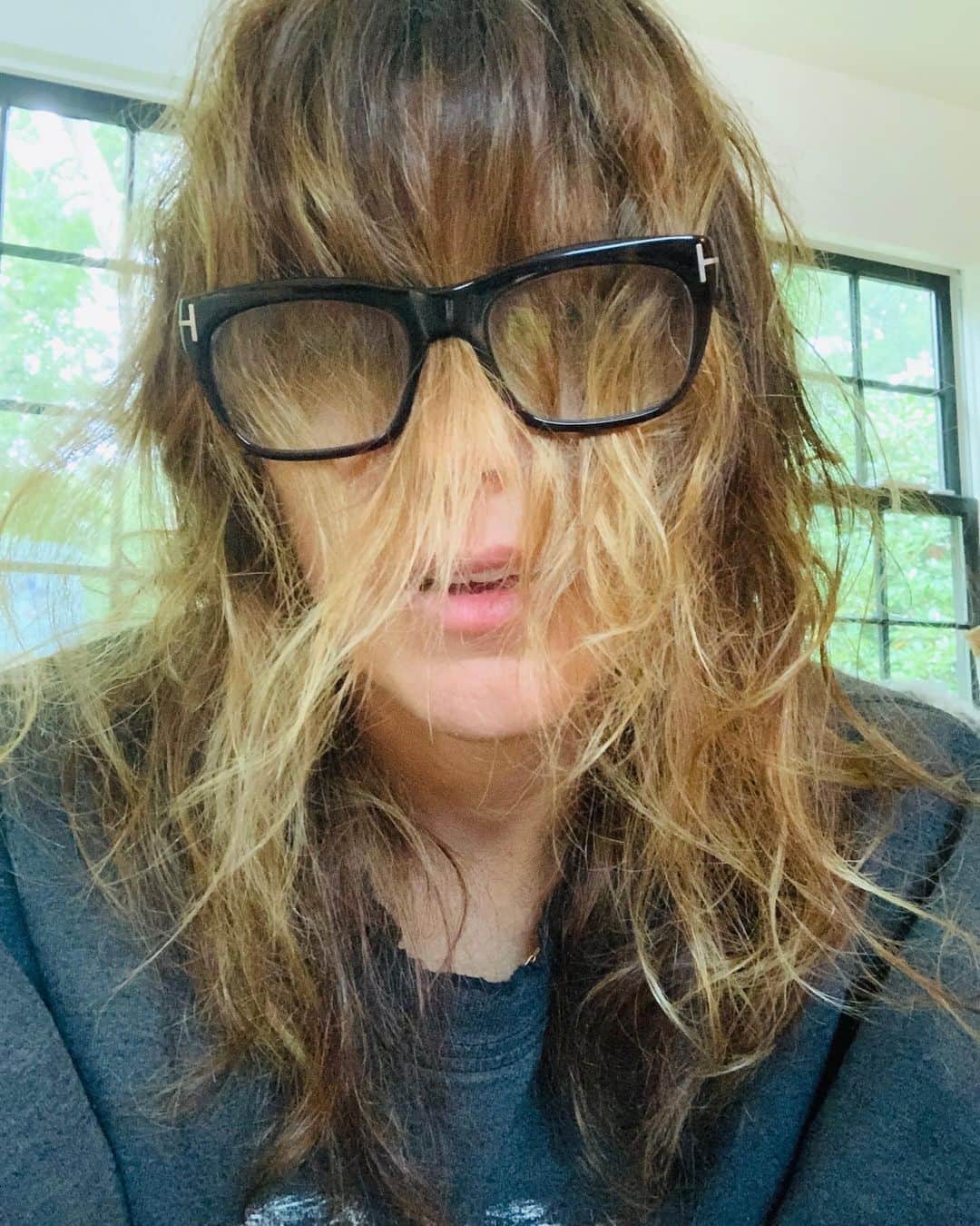 ジェニファー・エスポジートのインスタグラム：「I do believe it may be time for a haircut. #quarantinebeauty」