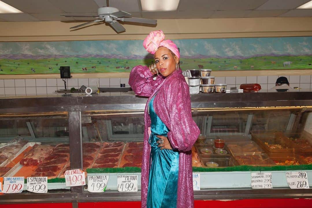 ケリスのインスタグラム：「Doesn’t everyone head to their local butcher shop like this? 🥩💅🏾」