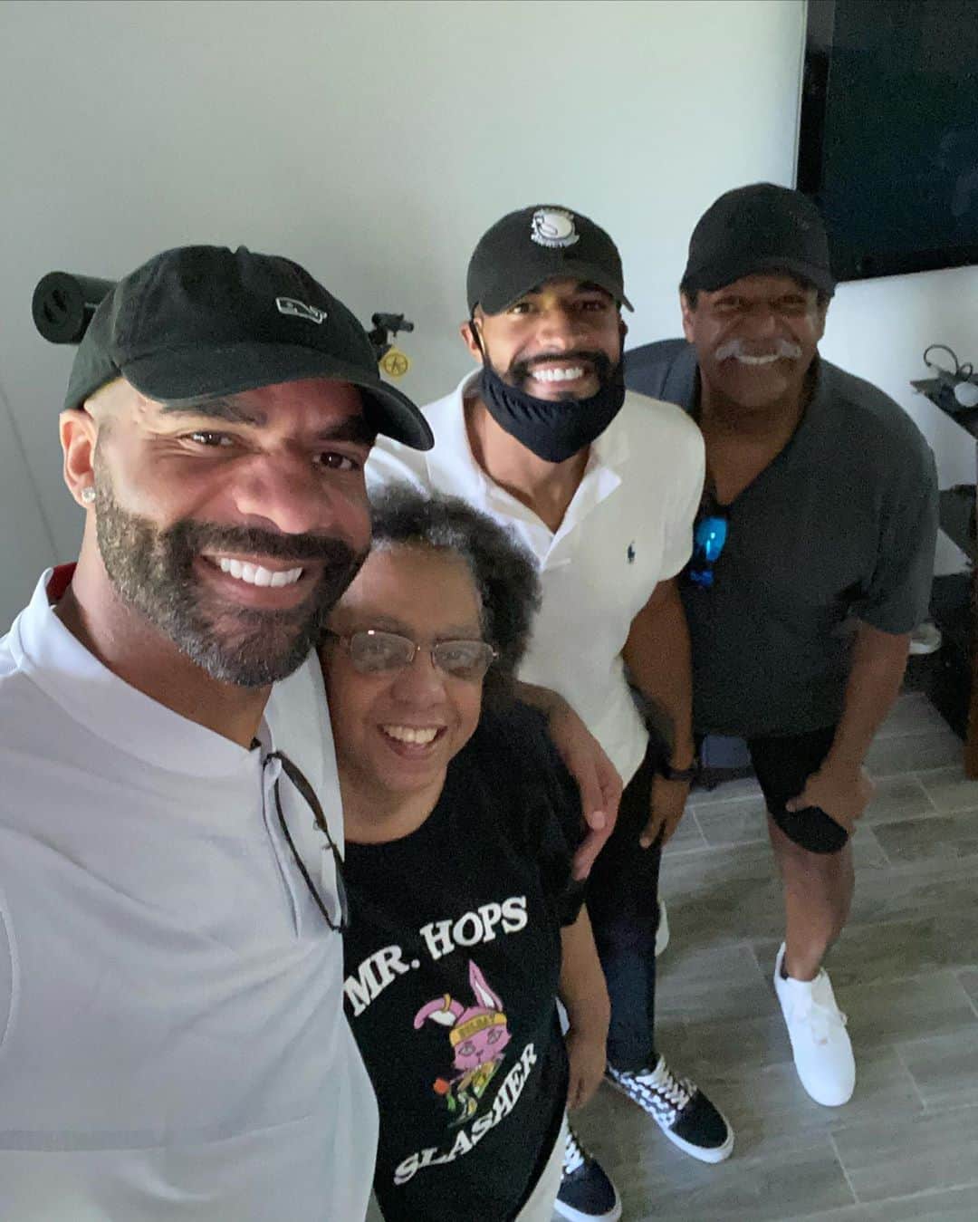 カルロス・ブーザーのインスタグラム：「Had A Great Sunday Yesterday, Kicked Off By Golf & Brunch With Mom & Pops!!!! Family Over Everything!!!! All Smiles Yadigggggg... #HOLDAT」