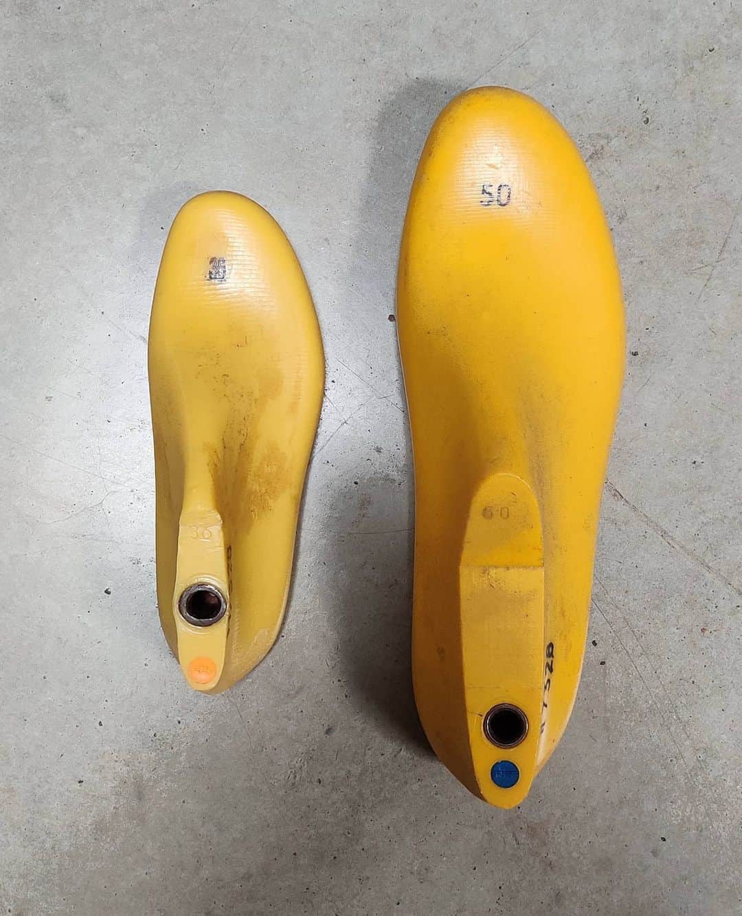 のインスタグラム：「Petits petons ou grands panards, chez nous c'est la même histoire   Du 22 au 50, vous trouverez sans doute chaussures à vos 🦶🦶 chez @labottegardiane   #inclusivebrand  #sizematter #grandpied #petitspieds #grandepointure #grandepointurefemme #petitepointure #chaussurepourtous #savoirfaite #chaussuresfemme #chaussureshommes #bottes #bottines #sandales #derby #desertboots  #jodhpur  #cavaliere #unisexshop #unisexeshoes #madeinfrance #formes #bottier #fabricationlocale #fabricationfrançaise #fabricationartisanale #visitedentreprise」