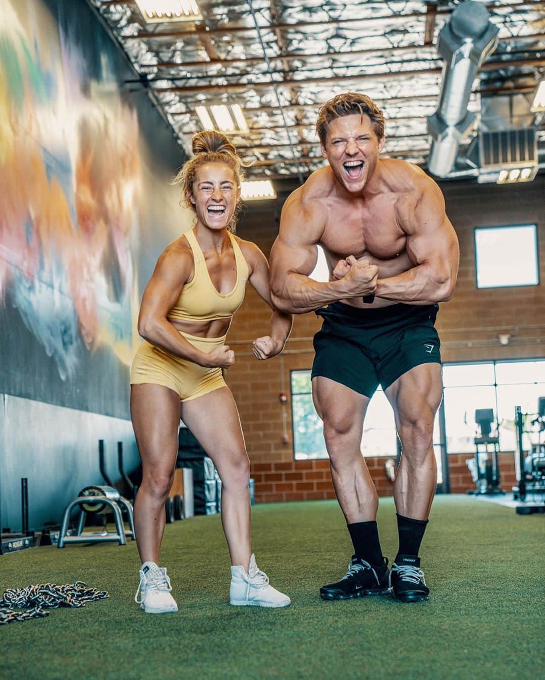 スティーブ・クックのインスタグラム：「Arm challenge video is live on YouTube! @demibagby @scott_mathison_ and the @butterybros attempt to keep up with the insane pump workout. Link in bio」