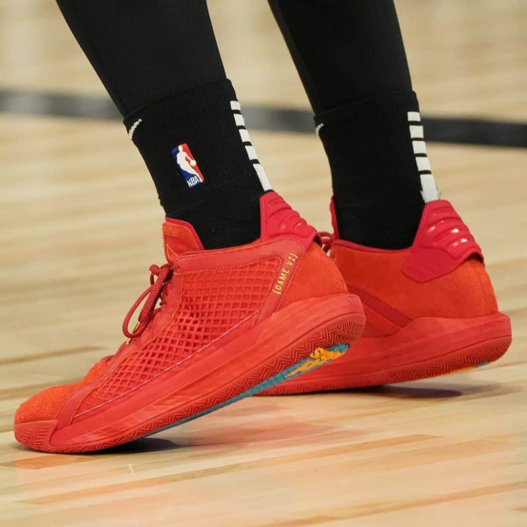 デイミアン・リラードのインスタグラム：「Another colorway from my #Dame6 leather pack. Saved all of these for the most important time of the season. What’s your favorite colorway in the leather pack? /// #KicksOnCourt #NBAKicks #YKWTII ⌚️」