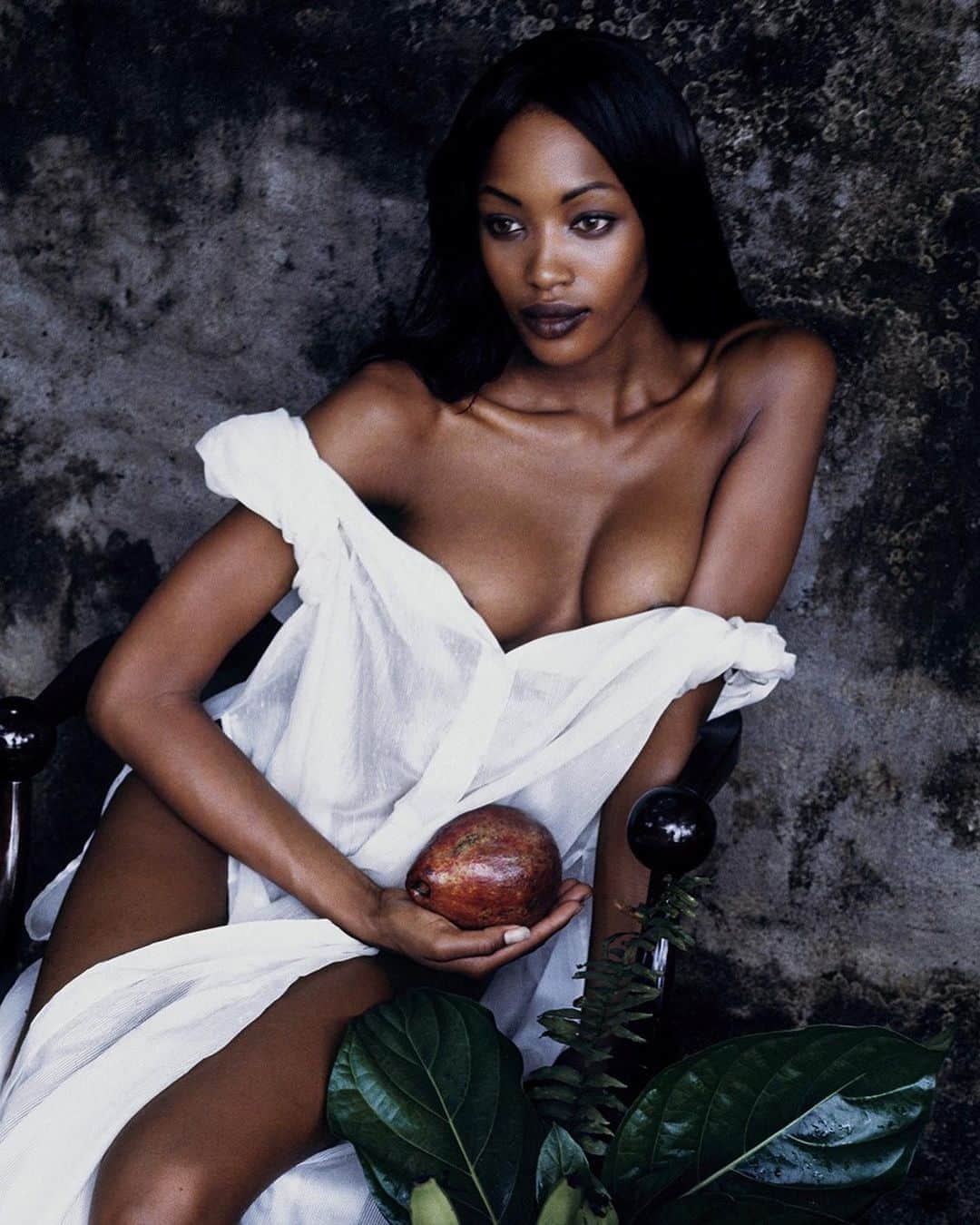 AnOther Magazineさんのインスタグラム写真 - (AnOther MagazineInstagram)「Peter Lindbergh’s defining portraits of @naomi ✨⁠⠀ ⁠⠀ As Naomi, a @taschen-published tome spanning Naomi Campbell’s decades-long career in fashion, is released, we look back at some of the late @therealpeterlindbergh’s most enduring photographs of the iconic model. Link in bio 📲⁠⠀」8月18日 2時07分 - anothermagazine