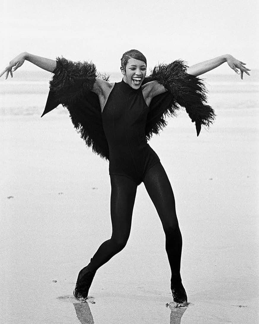 AnOther Magazineさんのインスタグラム写真 - (AnOther MagazineInstagram)「Peter Lindbergh’s defining portraits of @naomi ✨⁠⠀ ⁠⠀ As Naomi, a @taschen-published tome spanning Naomi Campbell’s decades-long career in fashion, is released, we look back at some of the late @therealpeterlindbergh’s most enduring photographs of the iconic model. Link in bio 📲⁠⠀」8月18日 2時07分 - anothermagazine