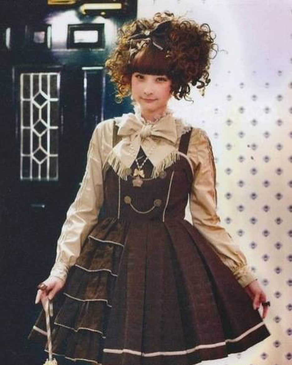 RinRinさんのインスタグラム写真 - (RinRinInstagram)「Throwback 7 years😱 7年前 👼🏻ばぶ🥺顔が😂 I had such a baby face back then🥺😂 . 『Gothic & Lolita Bible Magazine』wearing Angelic Pretty (2013)  . My friend @lumpyplum just suddenly sent me these scans! So nostalgic✨!  友達の @lumpyplum からいきなり送られてきたーこれ懐かしいな✨！ . . #rinrindoll #rinrinlolita #rinrinmodel #angelicpretty #gothiclolitamagazine #lolitafashion #harajuku #tokyo #japan #harajukufashion #tokyofashion #japanesefashion #fallootd #chocolateootd #ロリータ #ゴシックロリータ #ゴシックロリータバイブル #原宿 #東京 #秋コーデ #チョココーデ」8月18日 2時17分 - rinrindoll