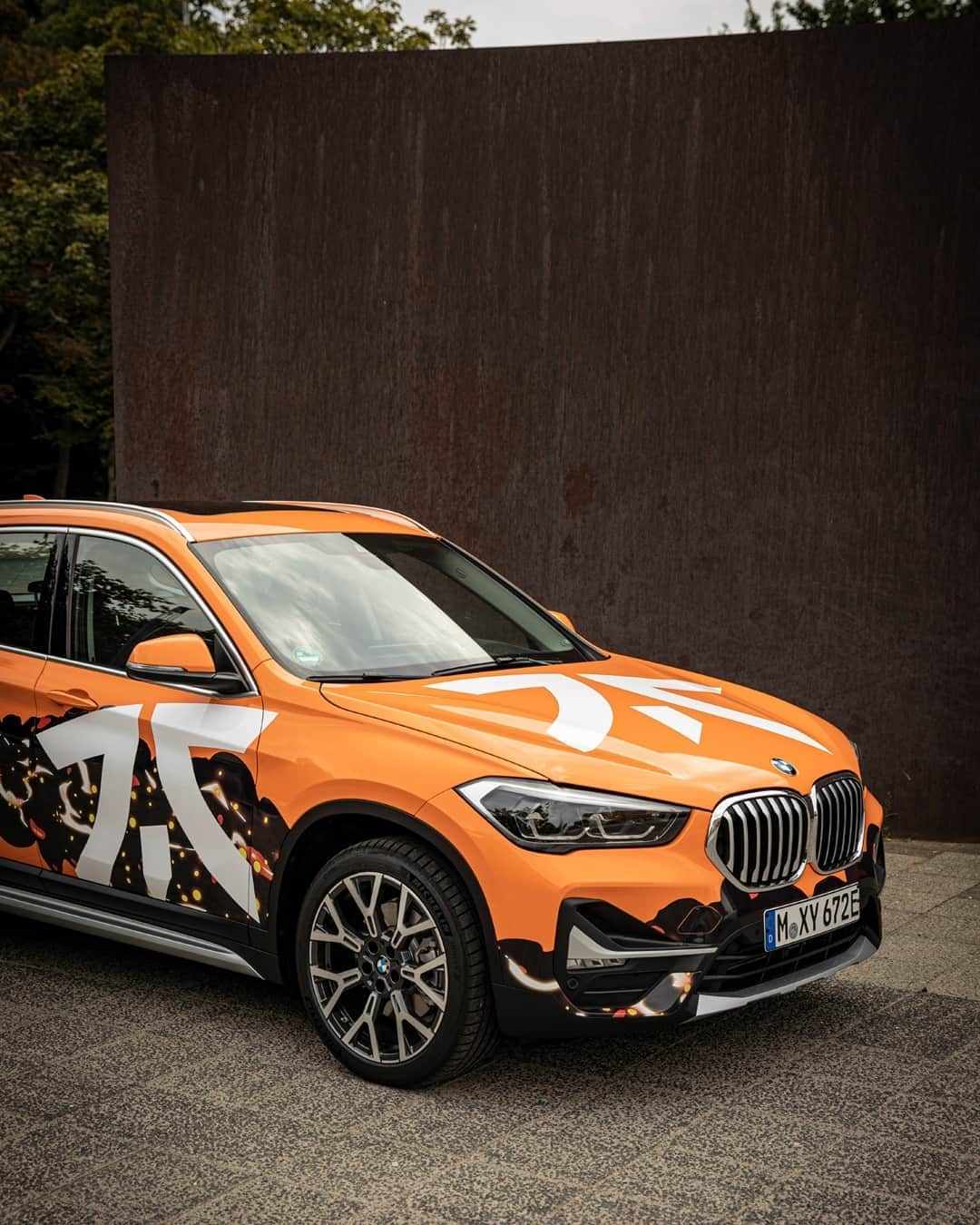 BMWさんのインスタグラム写真 - (BMWInstagram)「No matter the angle, you will always recognize a true winner. The BMW X1 of @fnatic in Berlin. #TheX1 #BerlinBrawl #UnitedInRivalry #BMW #X1 #Berlin __ BMW X1 xDrive25e: Energy consumption in kWh/100 km (combined): 14.3–13.8. Fuel consumption in l/100 km (combined): 2.1–1.9. CO2 emissions in g/km (combined): 48–43. Further information: www.bmw.com/disclaimer.」8月18日 2時10分 - bmw