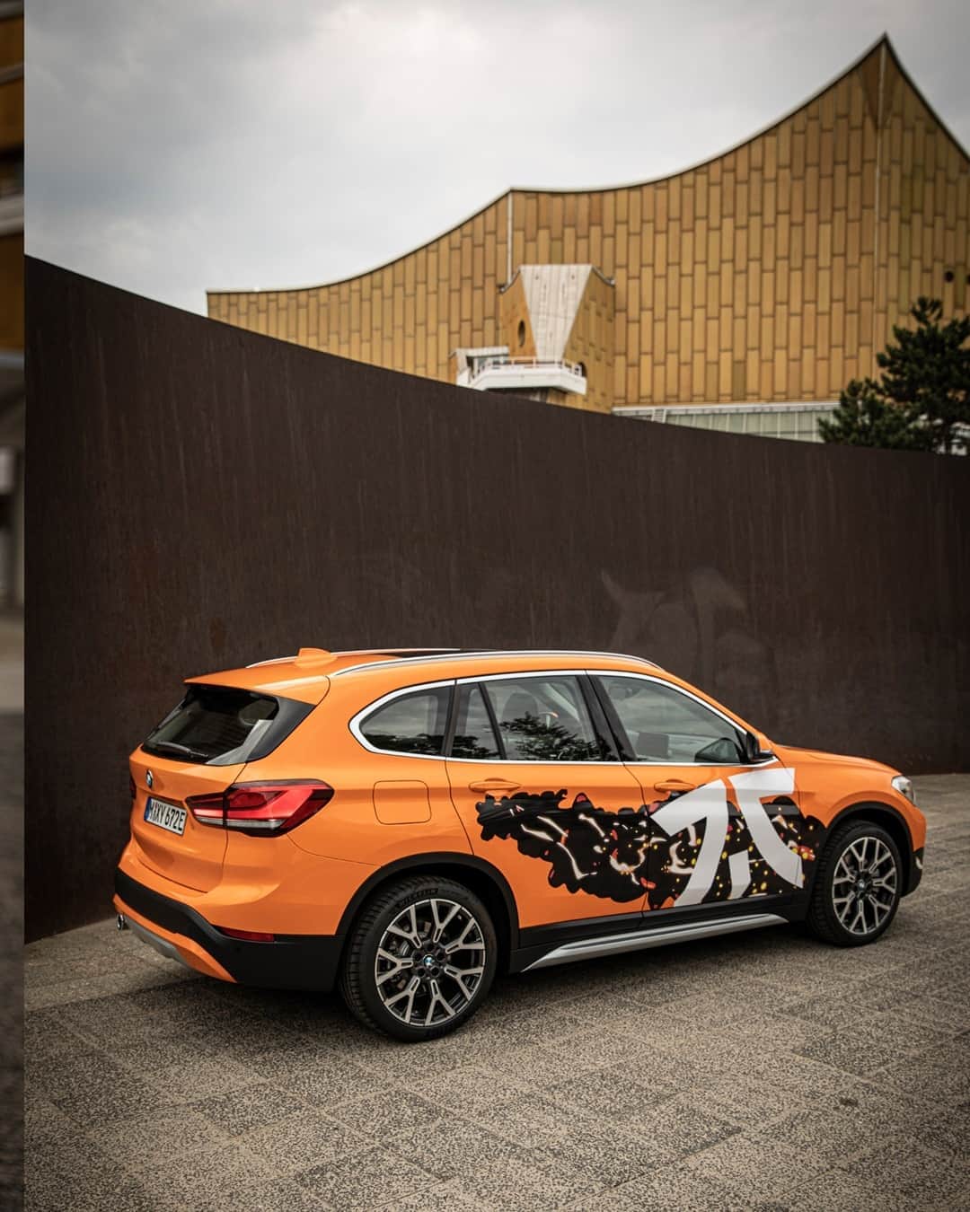 BMWさんのインスタグラム写真 - (BMWInstagram)「No matter the angle, you will always recognize a true winner. The BMW X1 of @fnatic in Berlin. #TheX1 #BerlinBrawl #UnitedInRivalry #BMW #X1 #Berlin __ BMW X1 xDrive25e: Energy consumption in kWh/100 km (combined): 14.3–13.8. Fuel consumption in l/100 km (combined): 2.1–1.9. CO2 emissions in g/km (combined): 48–43. Further information: www.bmw.com/disclaimer.」8月18日 2時10分 - bmw