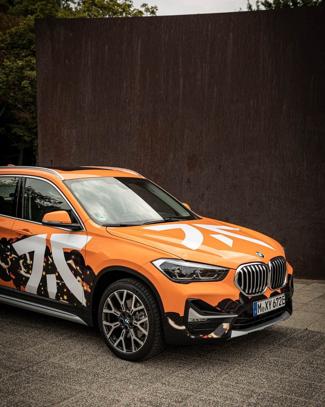 BMWのインスタグラム：「No matter the angle, you will always recognize a true winner. The BMW X1 of @fnatic in Berlin. #TheX1 #BerlinBrawl #UnitedInRivalry #BMW #X1 #Berlin __ BMW X1 xDrive25e: Energy consumption in kWh/100 km (combined): 14.3–13.8. Fuel consumption in l/100 km (combined): 2.1–1.9. CO2 emissions in g/km (combined): 48–43. Further information: www.bmw.com/disclaimer.」