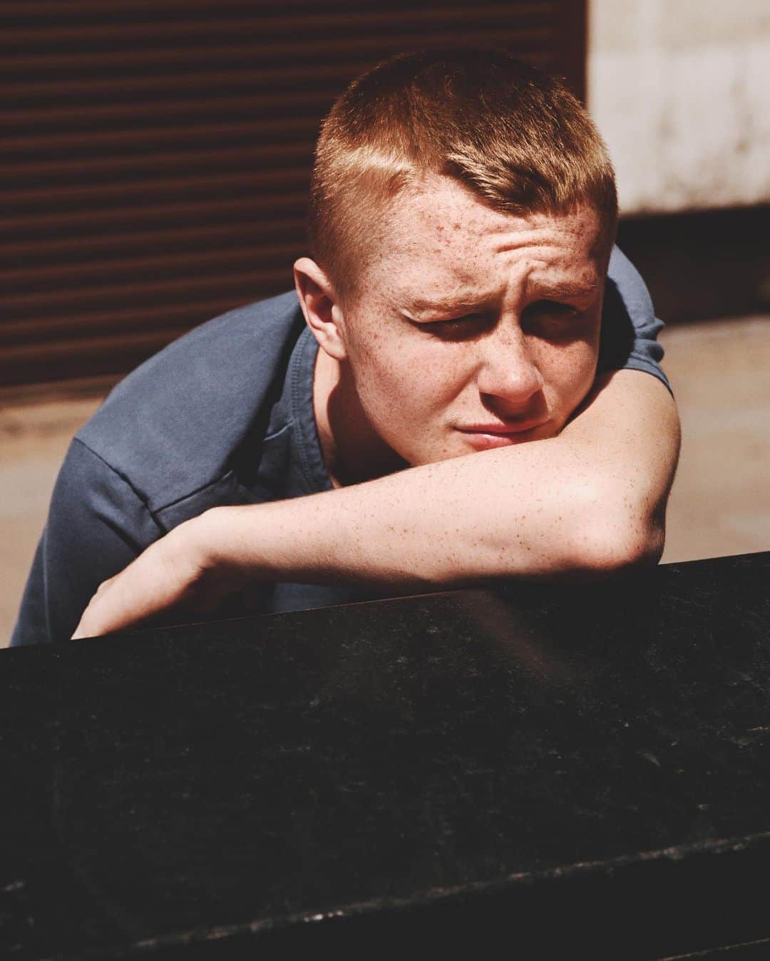 LOVE MAGAZINEのインスタグラム：「From the hillside of Hampstead Heath to the stillness of Regent’s Canal and Camden Lock, photographer @alasdairmclellan set out for his daily exercise during lockdown and begun taking pictures of the city’s usually bustling monuments. “The fountains were turned off in Trafalgar Square. Piccadilly Circus had no traffic.” He felt himself overcome with empathy. “I never thought I’d be able to take emotional pictures of London, but for the first time London felt vulnerable.”  Photographer @alasdairmclellan Writer @Ben.Reardon333 Casting @alasdairmclellan @clairehuish @ragidholakiaproductions @maddeostlie Special thanks to @ragidholakiaproductions」