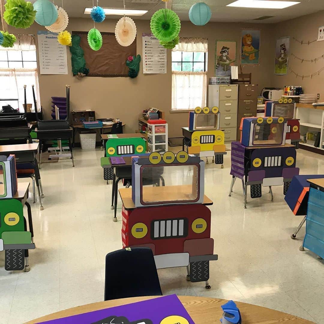 E! Onlineさんのインスタグラム写真 - (E! OnlineInstagram)「While taking required social distancing measures in her kindergarten classroom, Texas teacher Jennifer turned her kids' desks into Jeeps. ❤️👏 (📷: @jenniferpierson11)」8月18日 2時15分 - enews