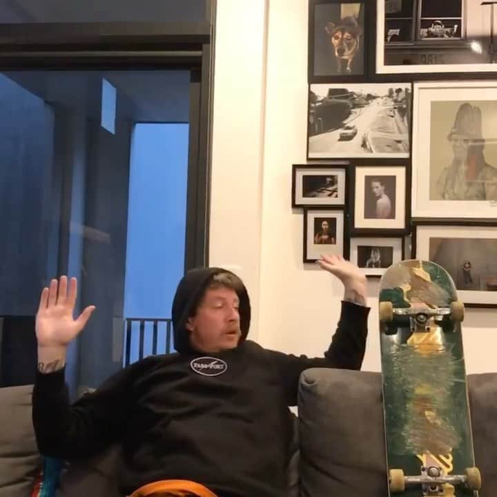 スラッシャーのインスタグラム：「Hang in there @thejonz 😭」