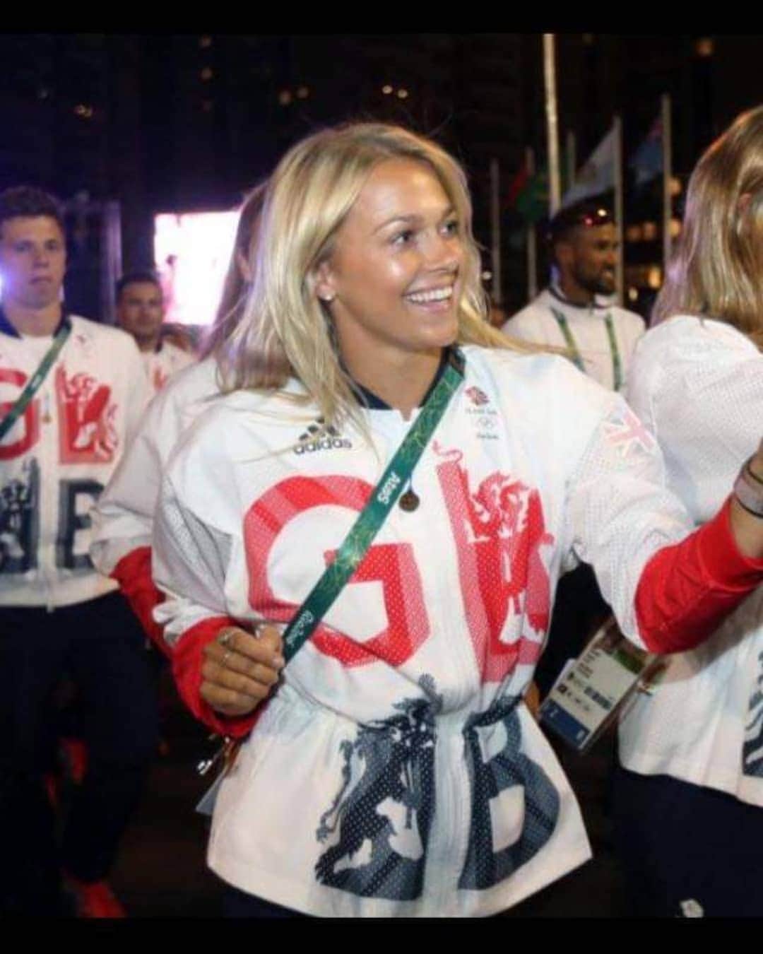 トニア・コーチのインスタグラム：「Dancing my way through life 🎶💃🏼 . . #Olympicgames #RIO #diving #diver #GB #teamgb #smile」