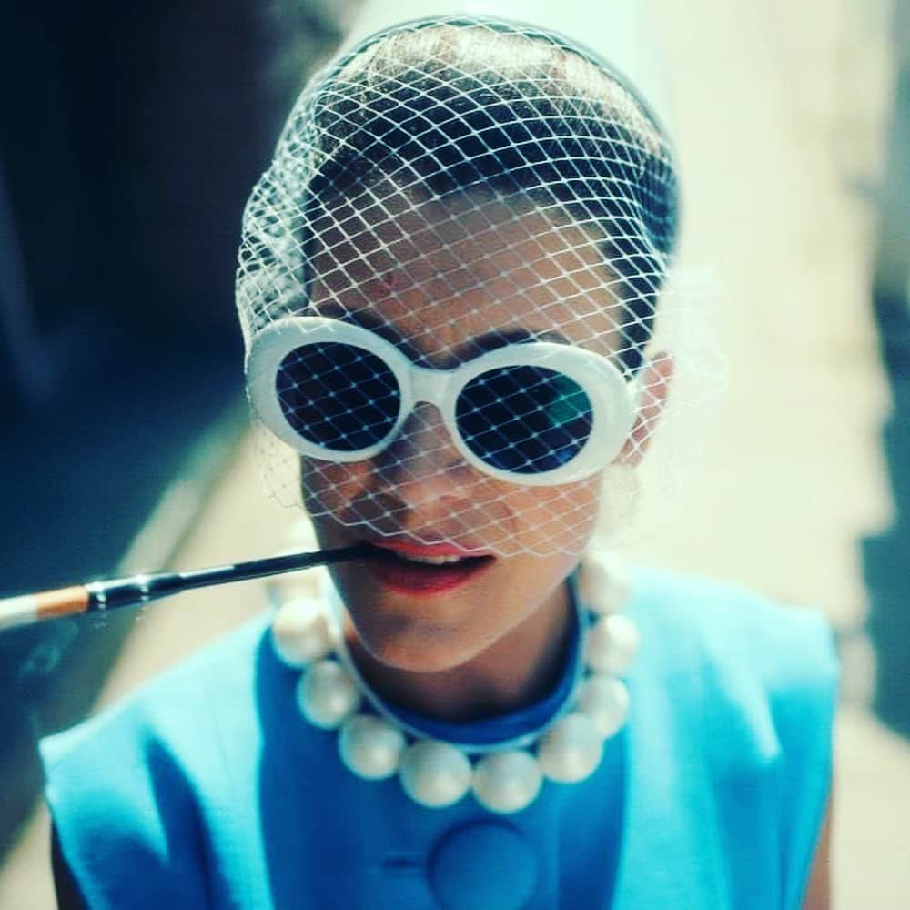 ケイト・ウォルシュさんのインスタグラム写真 - (ケイト・ウォルシュInstagram)「Just another one of #TheHandler’s many looks… 💅🏼 It doesn’t get much better than these sunglasses and pearls to go with the bullet wound 🤣 So what do you think I whispered in that poor kids ear?! ☂️☂️ #UmbrellaAcademy」8月18日 2時23分 - katewalsh