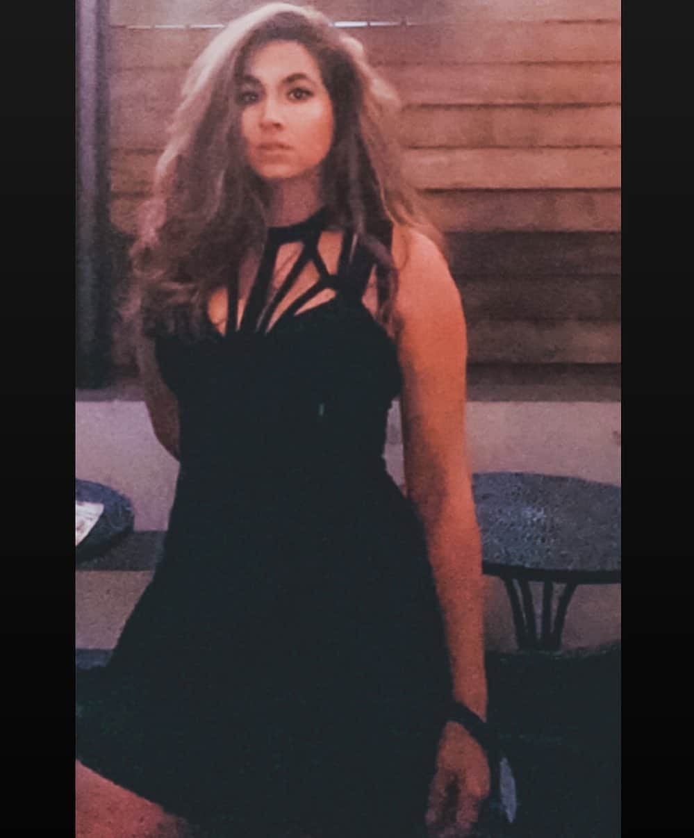 イシス・テイラーのインスタグラム：「have you ever seen how they make a sausage?  after 140 days I put on spanx & heels....」