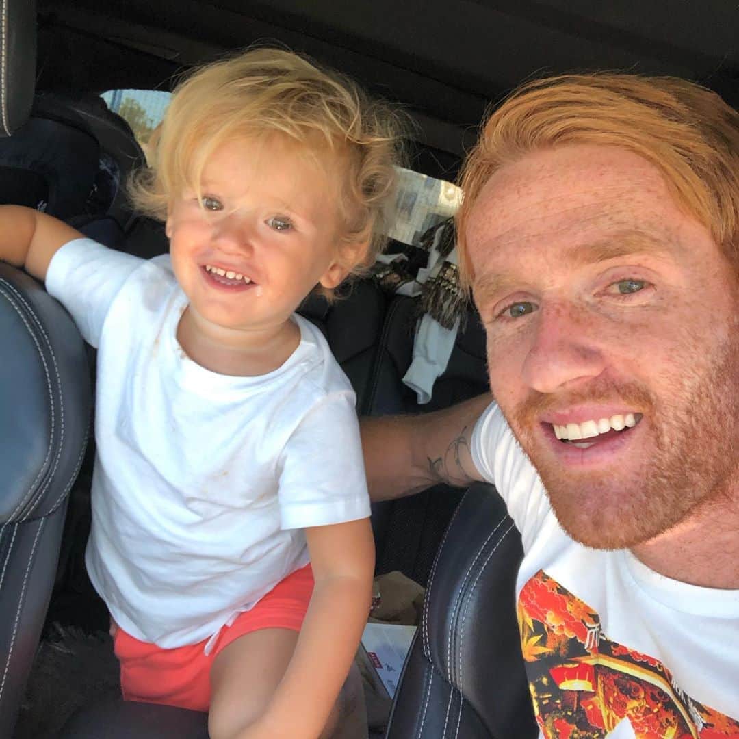 アレハンドロ・フェルナンデス・イグレシアスのインスタグラム：「¿ Alguien más ve doble? 😆   #Minialex #Miniyo」