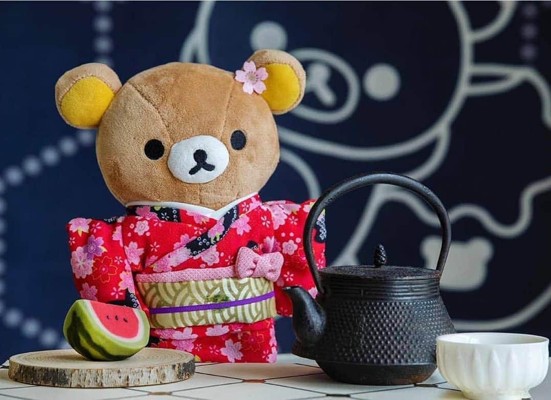 Rilakkuma US（リラックマ）さんのインスタグラム写真 - (Rilakkuma US（リラックマ）Instagram)「Rilakkuma, watermelon and tea are the perfect combo for a relaxing and happy time! Tea parties with plushies is for all ages! Photo by the talented @jimmy.cohrssen! . . . #rilakkumaus #rilakkuma #sanx #tea #kimono #plush #kawaii #リラックマ #サンエックス」8月18日 2時33分 - rilakkumaus