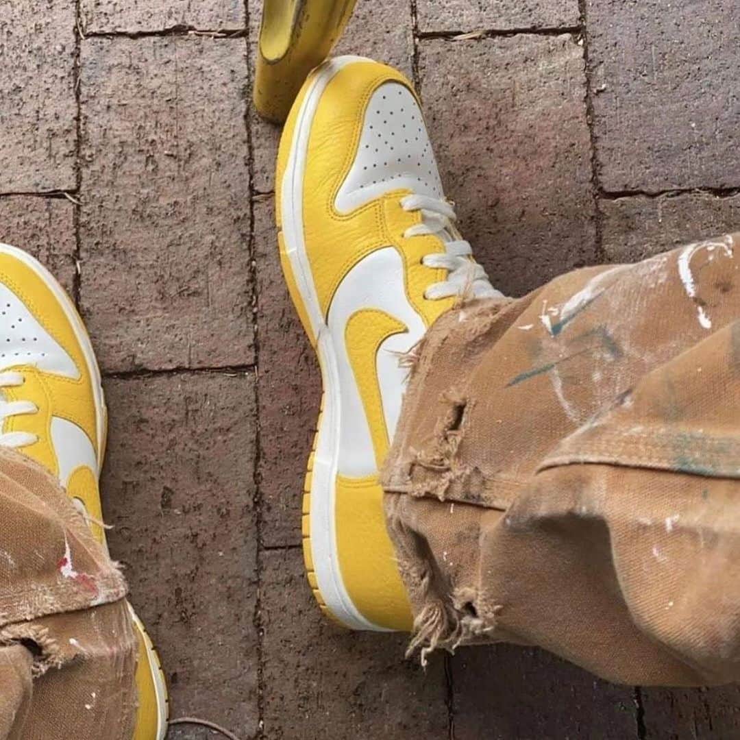 Nice Kicksさんのインスタグラム写真 - (Nice KicksInstagram)「First look at this “Yellow/White” Nike Dunk Low set to release this fall. 📸: @wavegod_thelegend/@spicychickenwings」8月18日 2時41分 - nicekicks