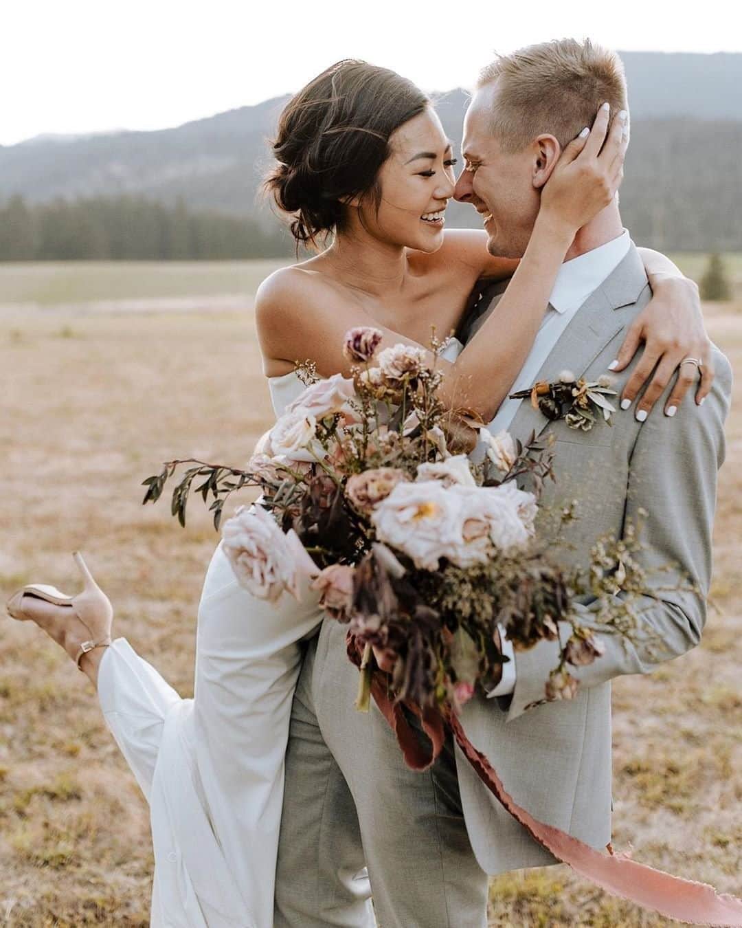Bedroom diaryさんのインスタグラム写真 - (Bedroom diaryInstagram)「Love to love you. 🌟 📷  @peytonrbyford」8月18日 2時48分 - purewowweddings