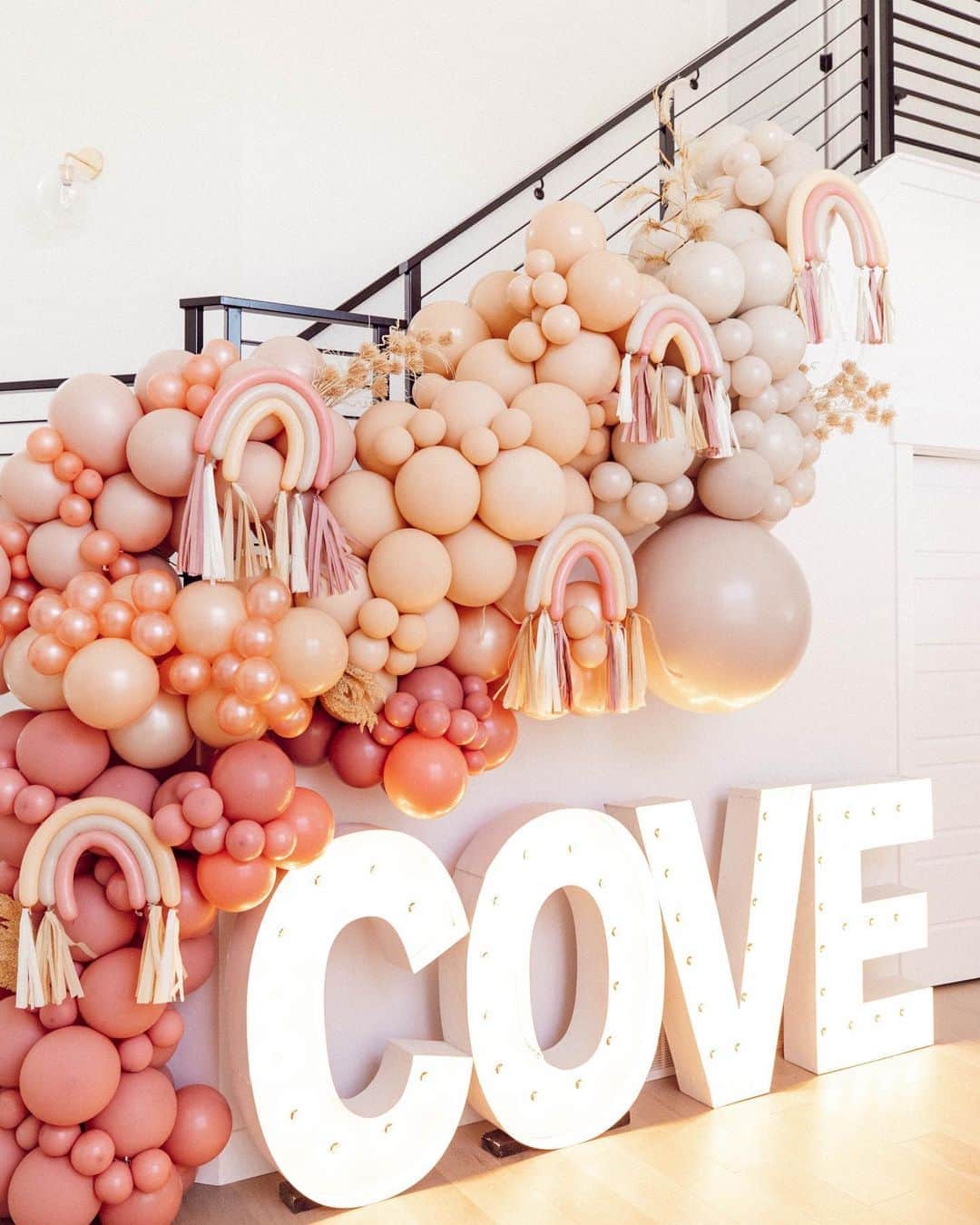 Aspyn Ovard Ferrisさんのインスタグラム写真 - (Aspyn Ovard FerrisInstagram)「Celebrated Cove’s 1st birthday with our families this weekend 💕⭐️ We had @popparkcity do these amazing balloon arrangements, @sweettoothfairy did beautiful cakes and treats, and the light up letters from @alphalitslc made the party extra cute!! Can’t believe my angel is one 🥺 She is my sunshine!!!! 💕」8月18日 2時48分 - aspynovard
