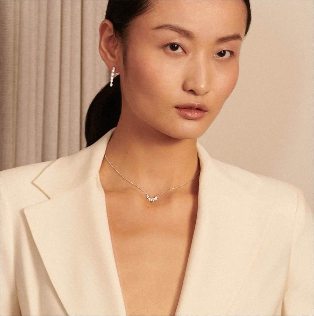 のインスタグラム：「Delicate, subtle, yet 𝒔𝒕𝒓𝒊𝒌𝒊𝒏𝒈 in their radiance these are the diamond-adorned piece of the #PiagetSunlight collection. 𝑫𝒊𝒑𝒑𝒆𝒅 in 𝒔𝒖𝒏𝒍𝒊𝒈𝒉𝒕 they shine with feminine radiance and bestow upon you all the 𝒋𝒐𝒚 and energy of a day spent in the 𝒔𝒖𝒏. - #Piaget #PiagetJewellery #GoldJewellery #DiamondNecklace #LuxuryJewellery」