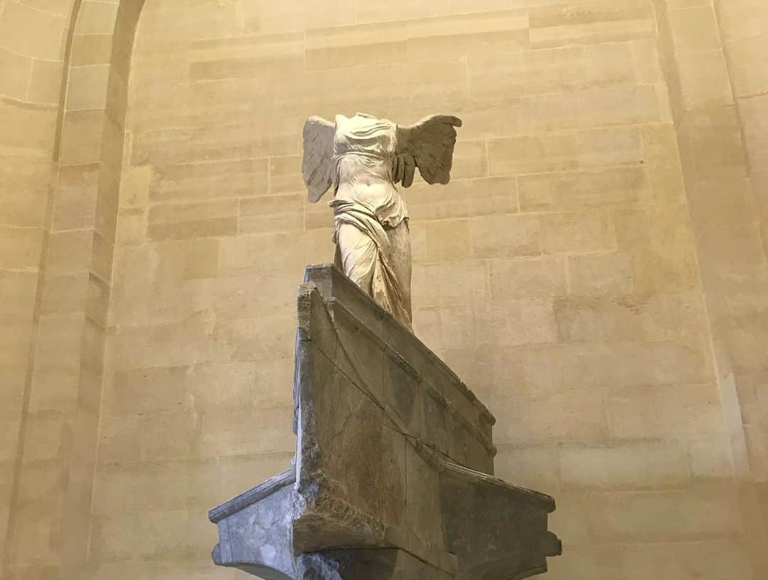 中山琴葉さんのインスタグラム写真 - (中山琴葉Instagram)「﻿ ﻿ France🇫🇷 ﻿ ﻿ ﻿ ルーヴル美術館✨﻿ ﻿ ﻿ 敷地内はとてつもなく大きかったです！﻿ じっくり見ようとすると1週間くらいはかかると言われました！😳﻿ ﻿ ﻿ 本物のモナリザ様と対面してきました！﻿ さすがはモナリザ様！﻿ モナリザの絵だけ5メートルくらい離れた場所に飾られていました🥰﻿ ﻿ ﻿ ﻿ ﻿ ﻿ ﻿ #France#ルーヴル美術館#モナリザ#Paris#ヨーロッパ旅行#写真好きと繋がりたい#旅行好きと繋がりたい」8月17日 17時53分 - kotoha_nakayama