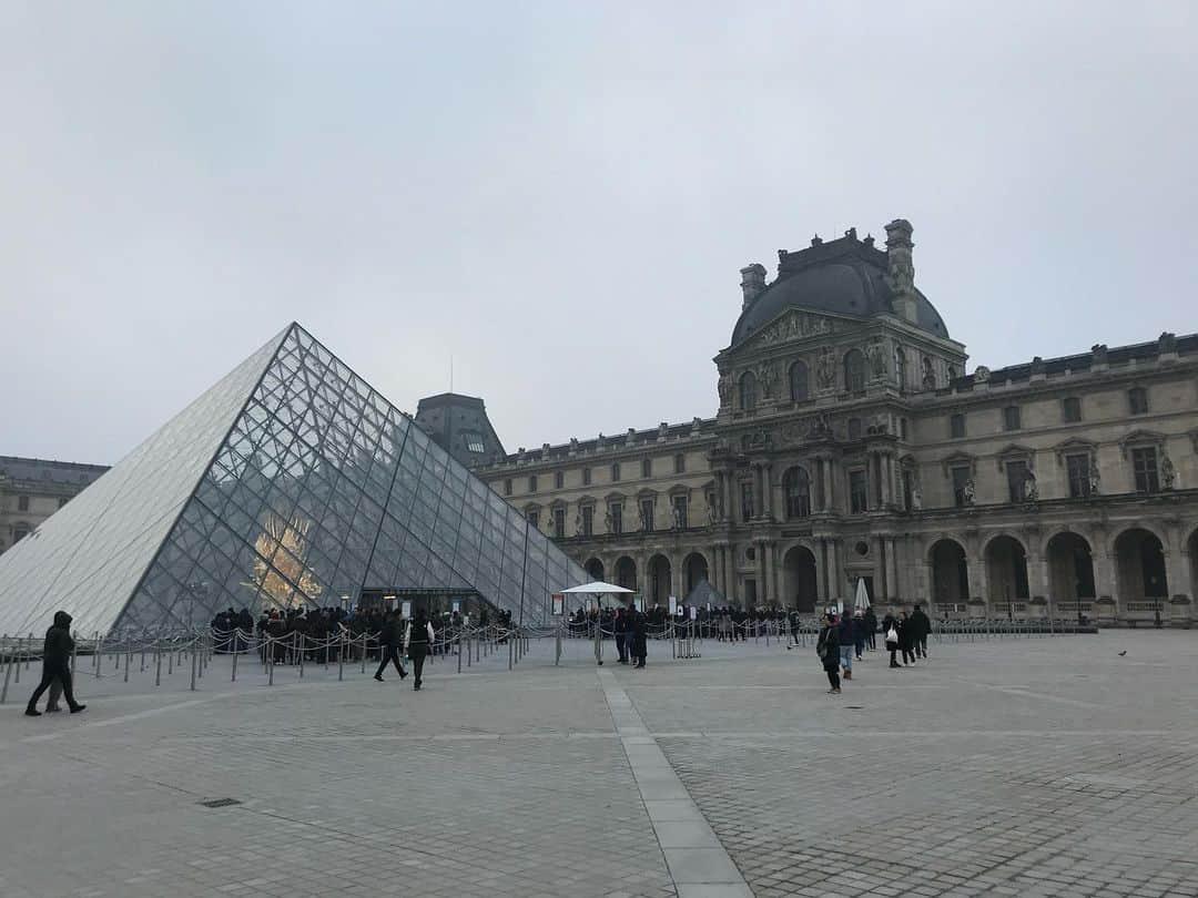 中山琴葉のインスタグラム：「﻿ ﻿ France🇫🇷 ﻿ ﻿ ﻿ ルーヴル美術館✨﻿ ﻿ ﻿ 敷地内はとてつもなく大きかったです！﻿ じっくり見ようとすると1週間くらいはかかると言われました！😳﻿ ﻿ ﻿ 本物のモナリザ様と対面してきました！﻿ さすがはモナリザ様！﻿ モナリザの絵だけ5メートルくらい離れた場所に飾られていました🥰﻿ ﻿ ﻿ ﻿ ﻿ ﻿ ﻿ #France#ルーヴル美術館#モナリザ#Paris#ヨーロッパ旅行#写真好きと繋がりたい#旅行好きと繋がりたい」