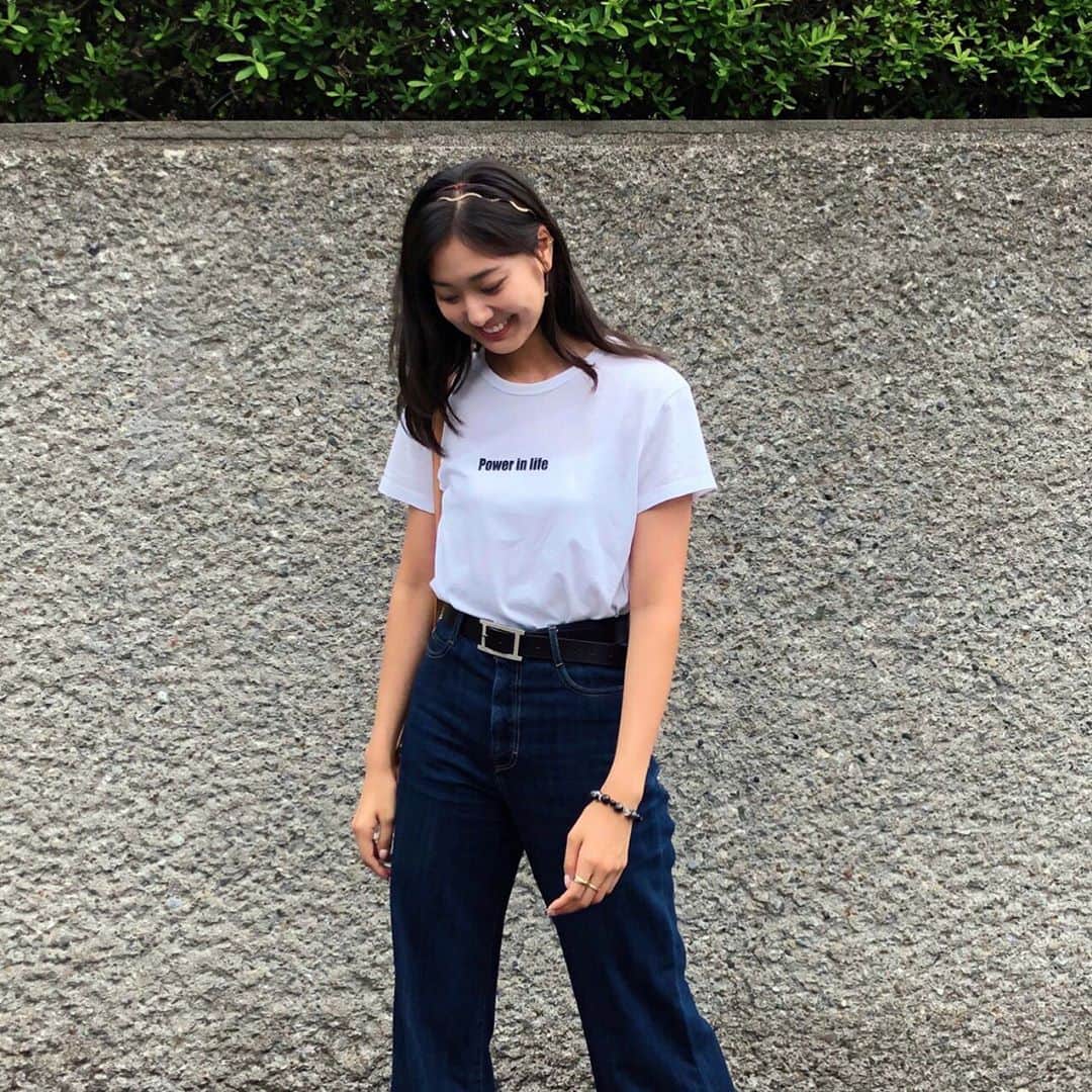 のインスタグラム：「🌻 . 夏の定番！！！ 白Ｔ × デニム👖 . なんだかんだ、一番好きな組み合わせ🍉✨ . . #fashion #tshirt #denim #code #simpleisbest #outfit」