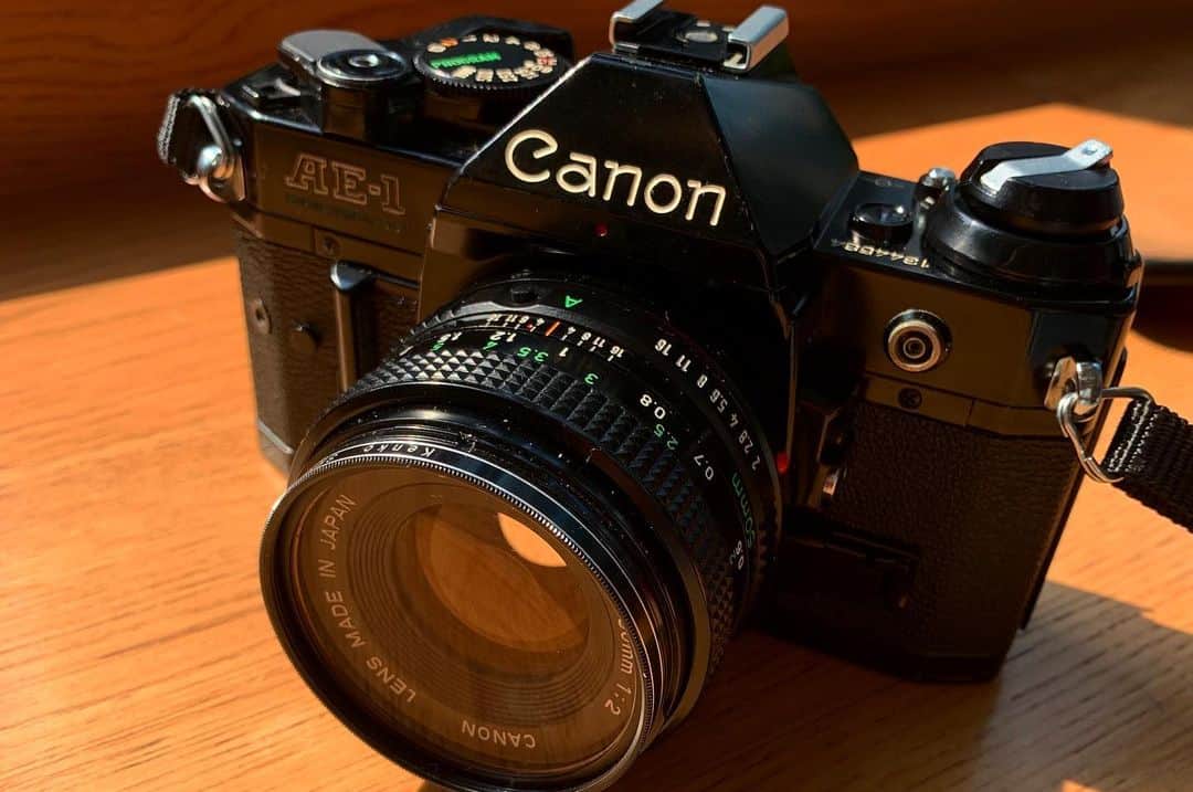 青山恵梨子さんのインスタグラム写真 - (青山恵梨子Instagram)「🎂🎁💐 前から写真好きだったんだけど、最近フィルムカメラにハマってます🤍 最初は写ルンですとか、キティちゃんのおもちゃカメラ、お父さんの全自動のコンパクトカメラ使っておりました。  そして最近、ついに自分のフィルムカメラを購入しちゃいました。。自分への誕生日プレゼント🧡 CANON AE-1 program フィルムカメラの中でも初心者向けの使いやすいカメラだそうで、めちゃくちゃ綺麗に撮れる🥺 何よりボディーが可愛い♥️ これからまた出かけるのが楽しくなりそう！ 私が撮った写真はこっちのアカウントに載せてるよーん😆 ⇨⇨⇨@erikooooo.cam  #canonae1program  #lomography400  #フィルムカメラ」8月17日 17時54分 - eriko_aoyama