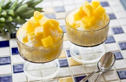 Dole_jp ドール ジャパンのインスタグラム：「今日はパインの日🍍🍍 シロップにもパイナップルを使った贅沢なスイーツで、猛暑日を乗り切ろう🏖️ . 本日のレシピはこちら！ 【🍧パインのかき氷🍧】 . ✏️材料（2人分） ・牛乳360ml ・練乳大さじ2 ・飾り用パイナップル1/6個（100ｇ） . ＜パイナップルシロップ＞ ・パイナップル1/3個（200ｇ） ・砂糖50g ・水50ml . ✏️作り方 1. 牛乳と練乳を混ぜあわせて製氷用の容器に流し入れ、冷凍庫で冷やし固めてミルク氷を作る🥛 . 2.砂糖と水を火にかけ、砂糖が溶けたら冷ましてミキサーに入れる パイナップルを皮と芯を除いてざく切りにして加え、滑らかに撹拌して冷蔵庫で冷やす🍧 . 3.かき氷機で１のミルク氷を削って器に盛り、２のパイナップルシロップ大さじ４をかける . 4.飾り用パイナップルの皮と芯を除き、1.5㎝の角切りにしてトッピングする🍍 . ※パイナップルシロップの残りは炭酸などで割っても美味しく召し上がれます🥤✨✨ 冷蔵庫で保管し、なるべく早めに使いきってください。 . . 夏になるとかき氷が食べたくなりますよね🍧 ぜひ試してみてください！😸 . . #パイナップルの日 #ドール #dole #フルーツ #パイナップル #かき氷 #ヘルシー #カフェご飯 #時短レシピ #レシピ #健康 #おやつ #簡単レシピ #スイーツ部 #pineapple #shavedice #recipe #foodart #instafood #vegetables #fruits #foodie #recipe #instafood #cooking」