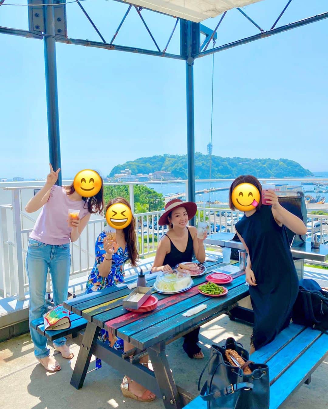 石田美奈子さんのインスタグラム写真 - (石田美奈子Instagram)「𝙱𝙱𝚀🍖 . あっという間にお盆休み終了👋 今年のお盆休みは地元に帰省できない…ということで、近場でなるべく安全に楽しめることを計画して過ごしました🧡 . 1つは#江ノ島 で#バーベキュー 🍖✨ 新潟に帰省できない高校の同級生4人で#GARB江ノ島 @garb_enoshima に行ってきました(⑅ˊᵕˋ⑅)🌴 景色最高☺︎ テラス席なので風通しが良くて安心☺︎ 食材と飲み放題付きのプランがあり、手ぶらで行けて準備や片付けも必要なし☺︎ . 最高のお天気で、久々の友達にも会えて、とっっっても楽しかったです😍✨ 誘ってくれて感謝♡ . . 屋根があることに油断して、背中にとんでもない日焼けをしてしまいました😂💔 どうしたら馴染むだろう🙈 . . ✈️ → #minako_trip . #江ノ島カフェ #江ノ島グルメ #手ぶらでbbq #同級生会 #夏休み2020」8月17日 17時56分 - mminakooo