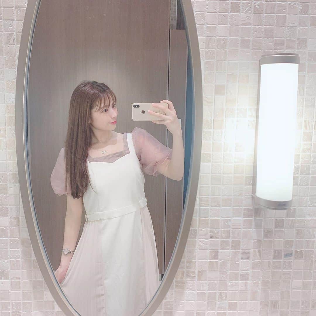 のインスタグラム：「.  𓂃𓈒𓏸  お化粧室がきれいだったので 全身コーデを撮りました ⚆.̮⚆    お洋服と色味もあってる気がします☺️  𓂃𓈒𓏸  .  #ワンピース #mishmash #トップス #ingni  #全身コーデ #コーデ #コーデ記録 #ファッション  #ファッション好きな人と繋がりたい #洋服好きな人と繋がりたい  #プリーツスカート #エプロンワンピース  #鏡越し #ガーリーコーデ #透け感 #ピンク  #ootd #fashionstyle #fashiongram #code #kawaii #kawaiigirl #kawaiifashion #pink  #髪色 #シースルーバング  #ロングヘア  #japanesegirl #asiangirls #followｍe」