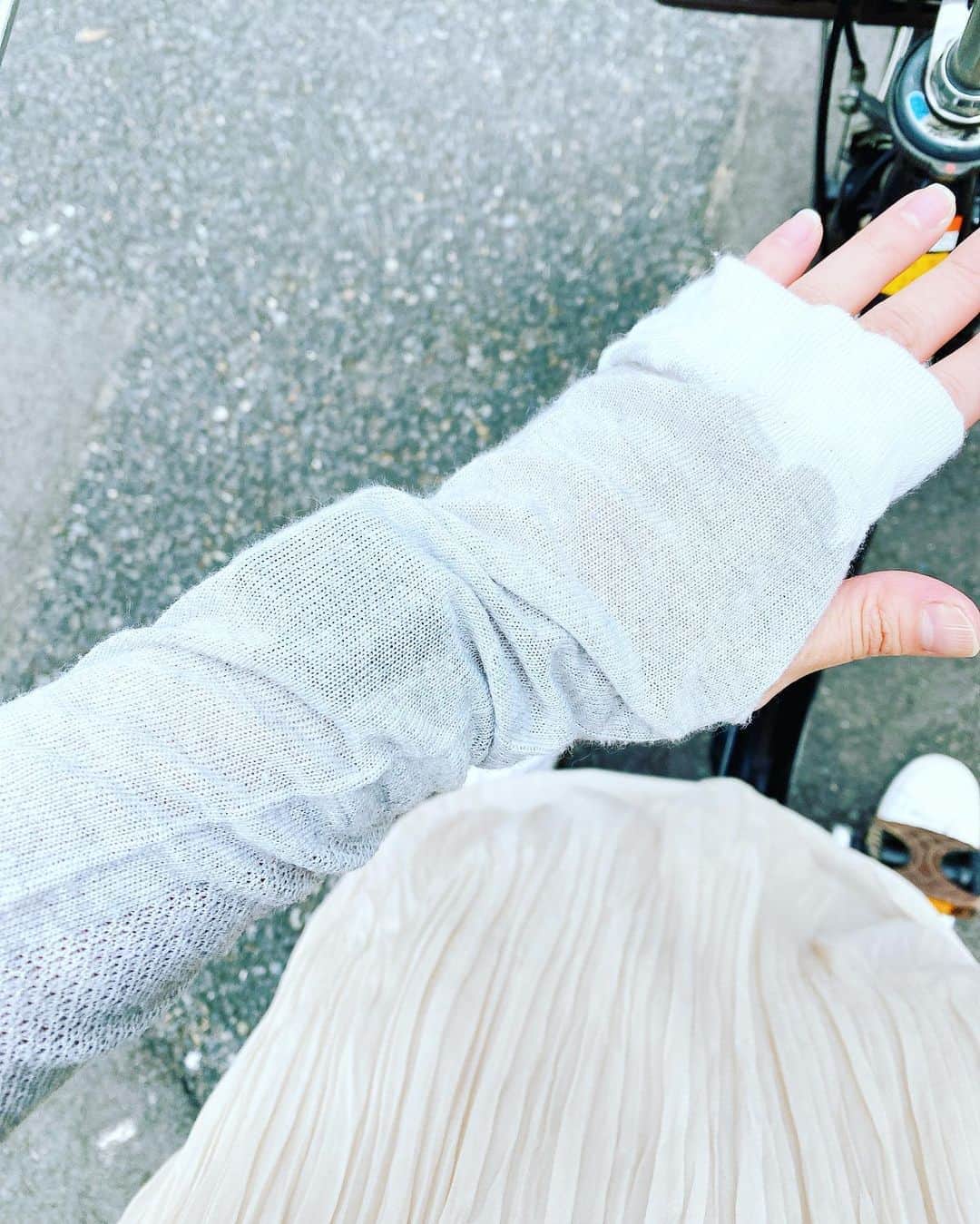 のインスタグラム：「とうとう手の日焼けがすごいことになってきたので、百均で買った自転車用日除け手袋デビュー🤣🤣 #海保知里 #まだちょっと恥ずかしい」