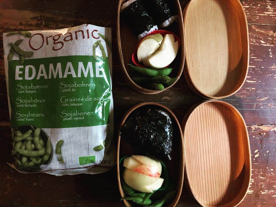 日登美さんのインスタグラム写真 - (日登美Instagram)「School starts🏫 Omusubi for kids snack as always. This frozen Edamame @nordicseafood is useful and tasty 😋👍  新学期始まりました。ドイツではフルーシュトゥック(Frühstück)と呼ばれる午前中の休み時間に食べるスナックを持たせるのが一般的。昼ご飯はベルリンでは給食があります。  我が家の定番はおむすびにりんご、枝豆。枝豆は生では手に入らずアジアショップで冷凍を買っていたのですが、オーガニックの冷凍を見つけてたべて見たらめちゃ甘くてお豆の味がして美味しい！みなさん、オススメですよ✨  日本みたいにトウモロコシや枝豆を茹でて持たせるとびっくりされるドイツ。茹で野菜をおやつに？！とな😂 おむすびに至っては、先生から「寿司を買って持ってきてるのか？」と聞かれる始末😅 いえ、私がご飯を炊いて作ってます。と言うと、「朝から！米を料理してるのか！」と白目をむかれました🤣  日本のみなさん。そんなわけですから、米を炊いているだけでブラボーなんですよ。 日本の弁当見せたら恐らくみんな失神します🤣  気楽にいきましょう。😂👍  #bento #frühstück #easy #japanesefood #omusubi #vegan #organic #food #berlin #momslife #schoolstarts #おやつ  #お結び #新学期 #始まりました #ベルリン #ママライフ」8月17日 18時07分 - hitomihigashi_b