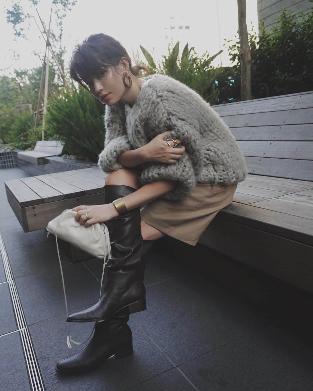 JUNNAのインスタグラム：「先行受注アイテム一覧ご覧いただけましたか？  発売前から本当に沢山のリクエストをいただきありがとうございます。  ご予約期間は下記となりますが 全ての商品、数に限りが御座いますので予めご了承ください。  8/20(木)19:00 - 8/27(木)12:00PM  #2020ETRE_AW  ETRÉ TOKYOは ニット作りに自信あり💪  今年も既に可愛いニットをご紹介していますが  今回の先行受注ニットは...  #ローゲージルーズニットプルオーバー  肌を優しく包む ふんわり柔らかなハンドメイドニットです。  既にご紹介したロングカーディガンと同じ毛糸です🧶  ハンドメイドならではのローゲジ編み。 一点、一点、手作業で表面を掻いて起毛させた一枚。  このETRÉ TOKYOらしいベージュの延長の様なグレーが 特に気に入っています🐑  そして今年も作りました ロングブーツ◎  ハーフパンツ合わせが気分🐏  #秋#秋服#アウター #コート #冬 #冬コーデ#🐑  #etretokyo#156cm#ブラウン#ブラウンコーデ#アディクション#秋メイク#大人カジュアル#BOTTEGAVENETA#ブーツ#ニット」