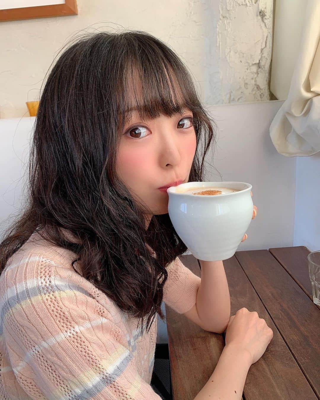 のインスタグラム：「. . #chanomacafe  . 👑ベッドでゆっくり出来るカフェ👑 . . ＊手作り生姜蜜のホットカプチーノ(¥650) . . 体があったまるじんわり生姜のカプチーノ☺️💗 . 室内と外の気温差が激しいから、ホットドリンクにしました✨ . . 生姜は少し鼻に抜ける程度で、甘さもあって飲みやすかったよ❤️ . . カフェ自体もオシャレで女子会向き🎁 ベッドの上でくつろげるよ💪 . . . ＊＊＊＊＊＊＊＊＊＊ chano-ma中目黒 @chanoma.nakameguro  03-3792-9898 11:30~24:00 〒153-0051 東京都目黒区上目黒1-22-4 中目黒駅前ビル6F ＊＊＊＊＊＊＊＊＊＊ . プロフィールリンクはこちら👉 @yuna_smile0130  . . . #チャノマカフェ #チャノマ #chanoma #中目黒カフェ #中目黒グルメ #二子玉川カフェ #二子玉川グルメ #代官山カフェ #代官山グルメ #梅田カフェ #梅田グルメ #横浜カフェ #横浜グルメ #東京カフェ #東京グルメ #渋谷カフェ #パフェ #抹茶スイーツ #甘党 #カフェ好きな人と繋がりたい #カフェスタグラム #グルメな人と繋がりたい #カフェ巡り #グルメ女子 #ビジョビジョ #japanesegirl #fff #sweets #catstagram」