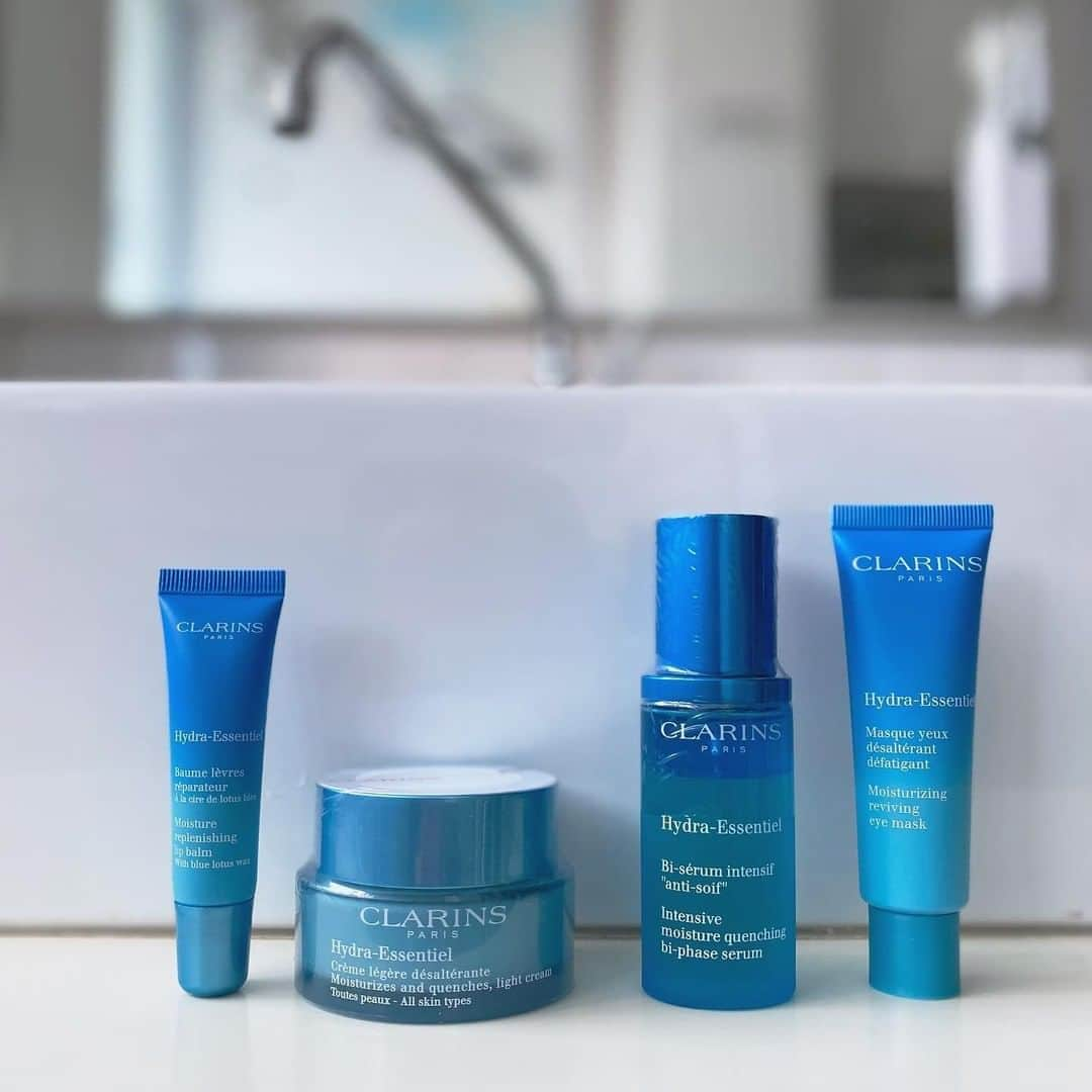 ClarinsUKさんのインスタグラム写真 - (ClarinsUKInstagram)「"Can’t wait to put these @clarinssg beauties on my face!" - @beautyatthebarre_  Keep hydrated this Summer with our Hydra-Essentiel range for parched skin 💙  #HydraEssentiel #Clarins #ClarinsSkinCare」8月17日 18時05分 - clarinsuk